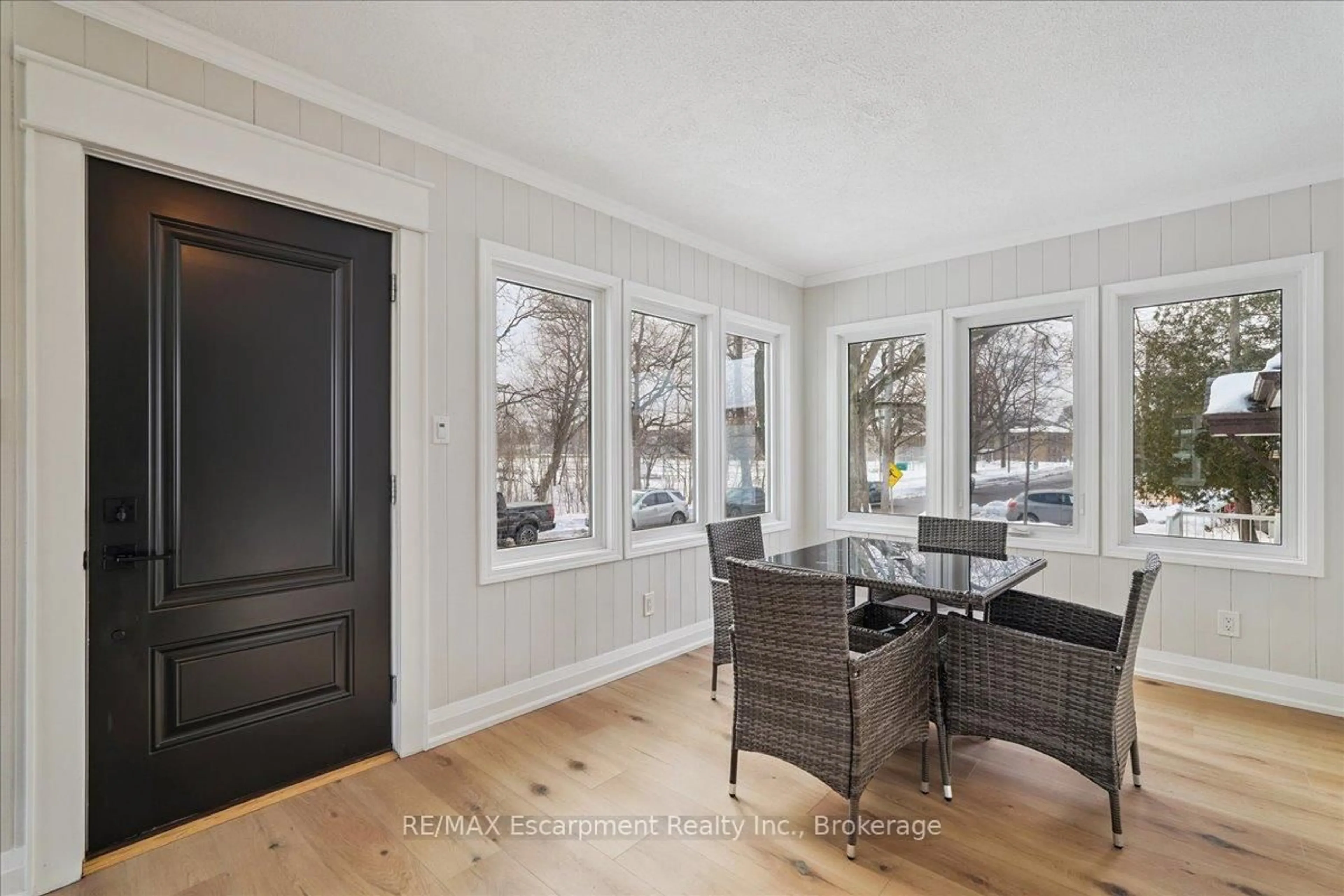 Dining room, wood/laminate floor for 135 DEANE Ave, Oakville Ontario L6K 1N2