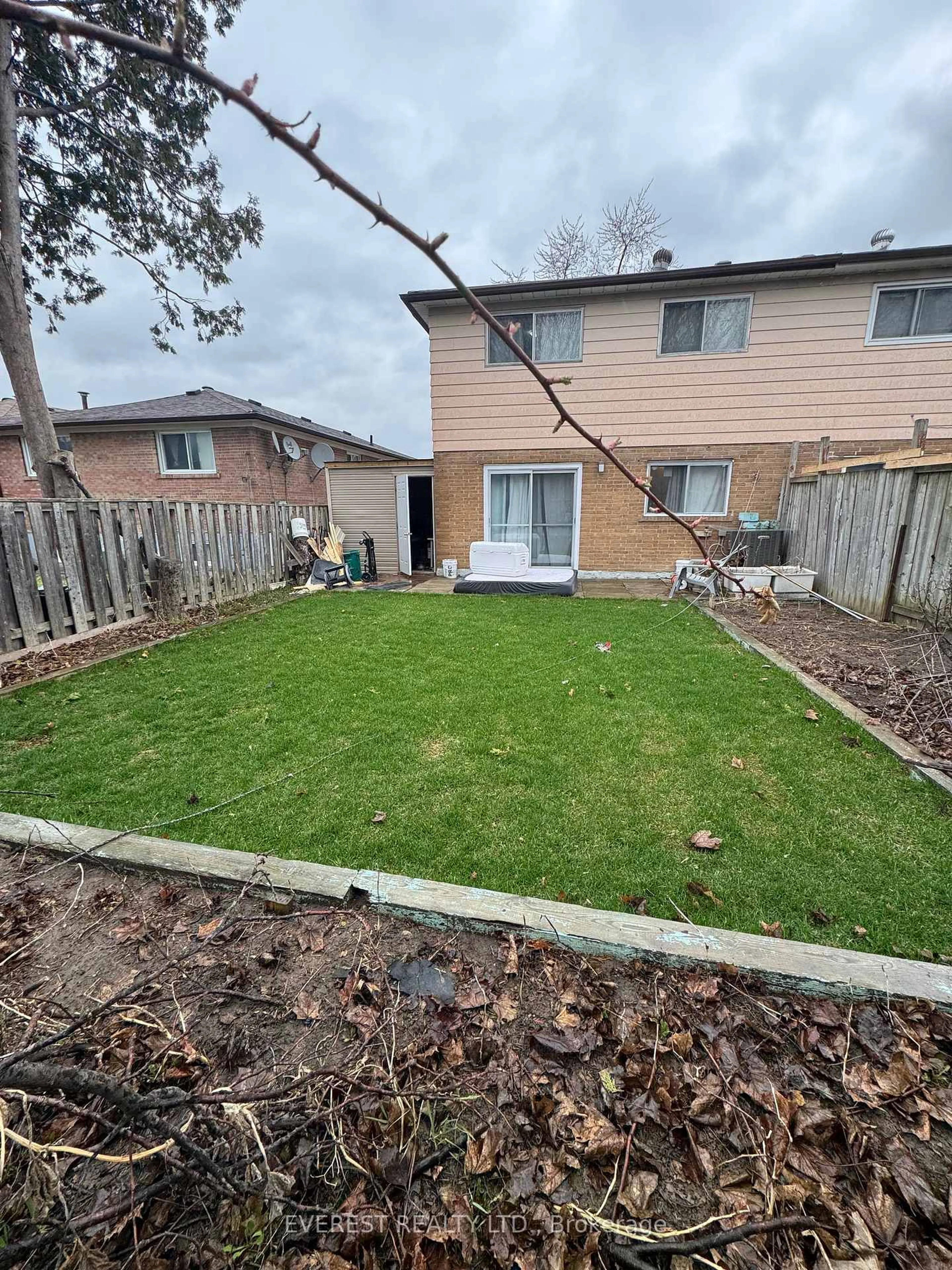 A pic from outside/outdoor area/front of a property/back of a property/a pic from drone, street for 3115 Mallbridge Cres, Mississauga Ontario L4T 2C5