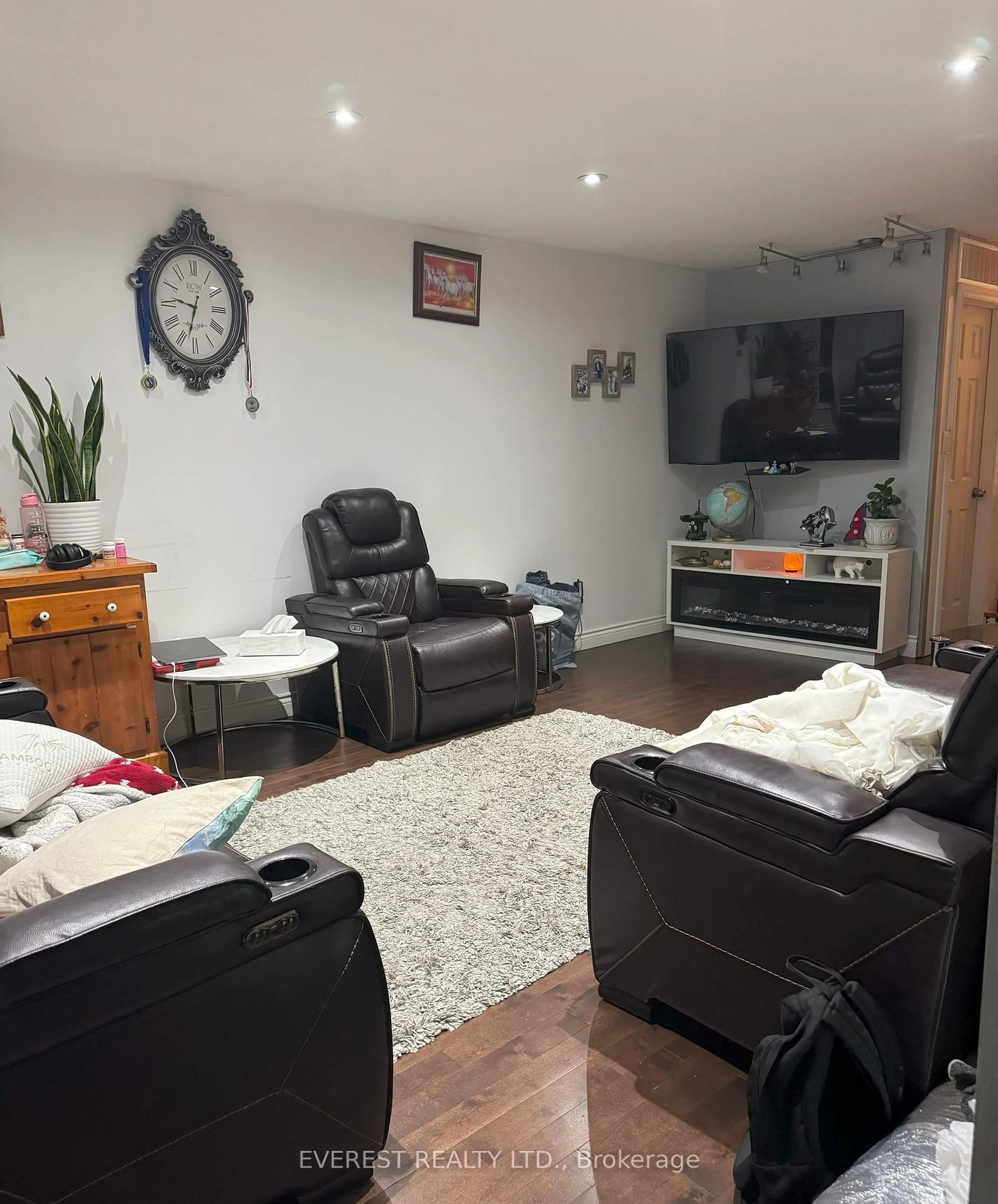 Living room with furniture, wood/laminate floor for 3115 Mallbridge Cres, Mississauga Ontario L4T 2C5