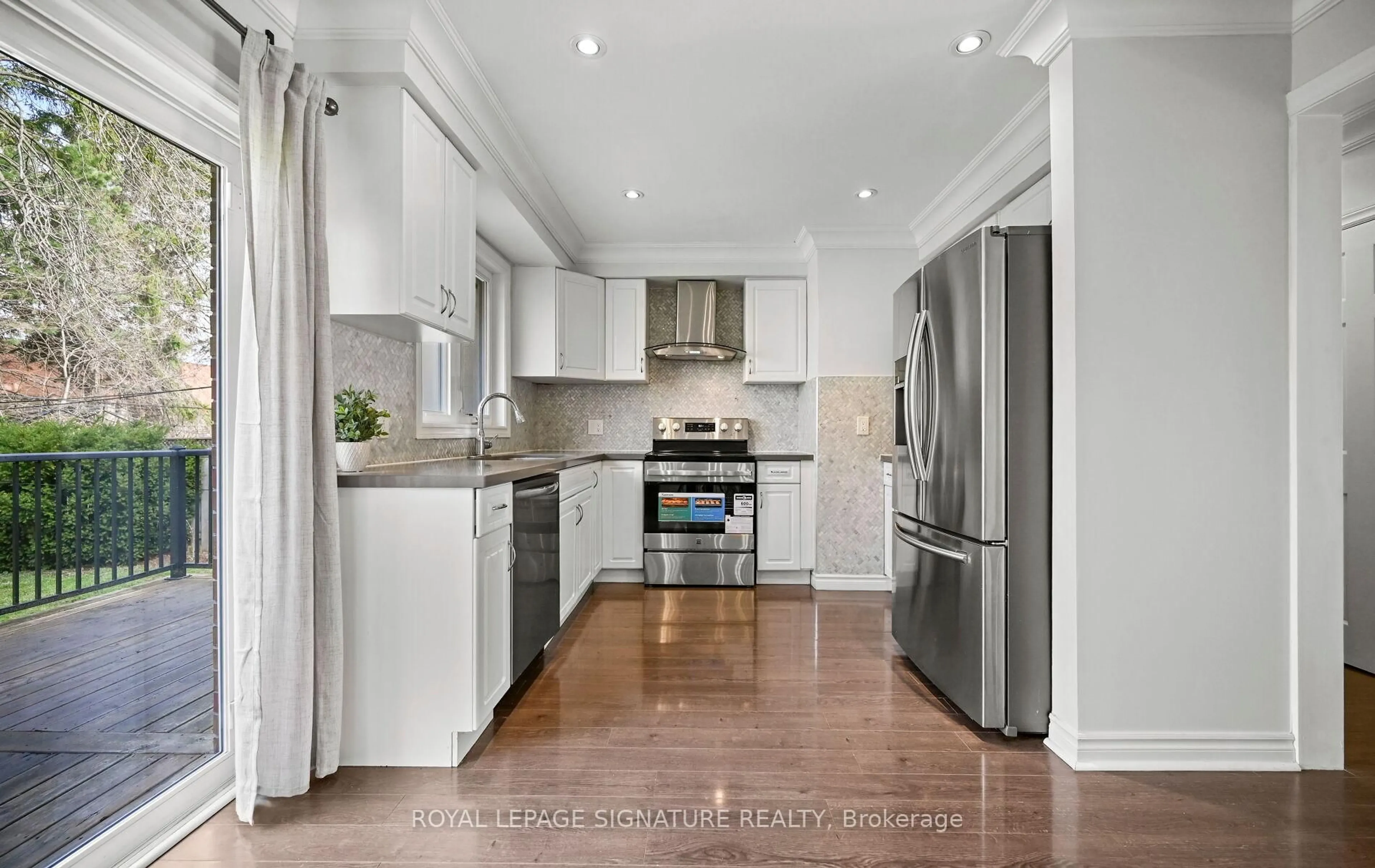 Open concept kitchen, ceramic/tile floor for 1207 Pinegrove Rd, Oakville Ontario L6L 2W8