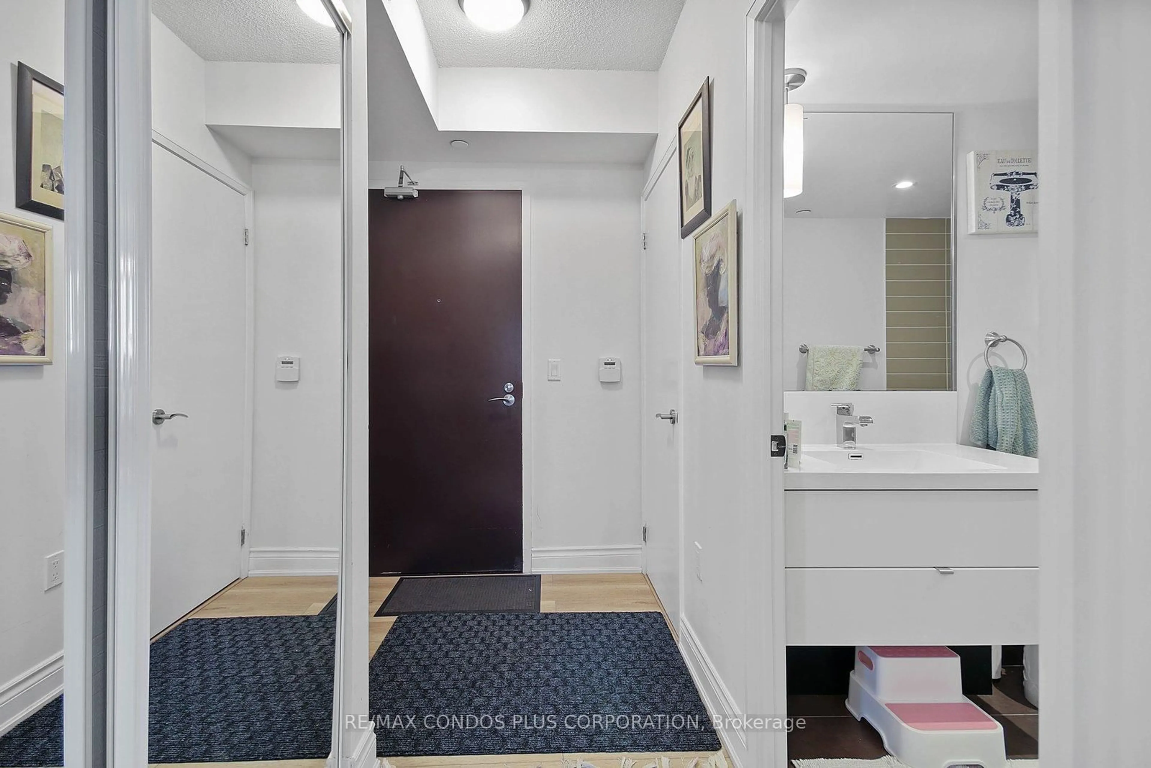 Standard bathroom, ceramic/tile floor for 9 Valhalla Inn Rd #1802, Toronto Ontario M9B 1S9