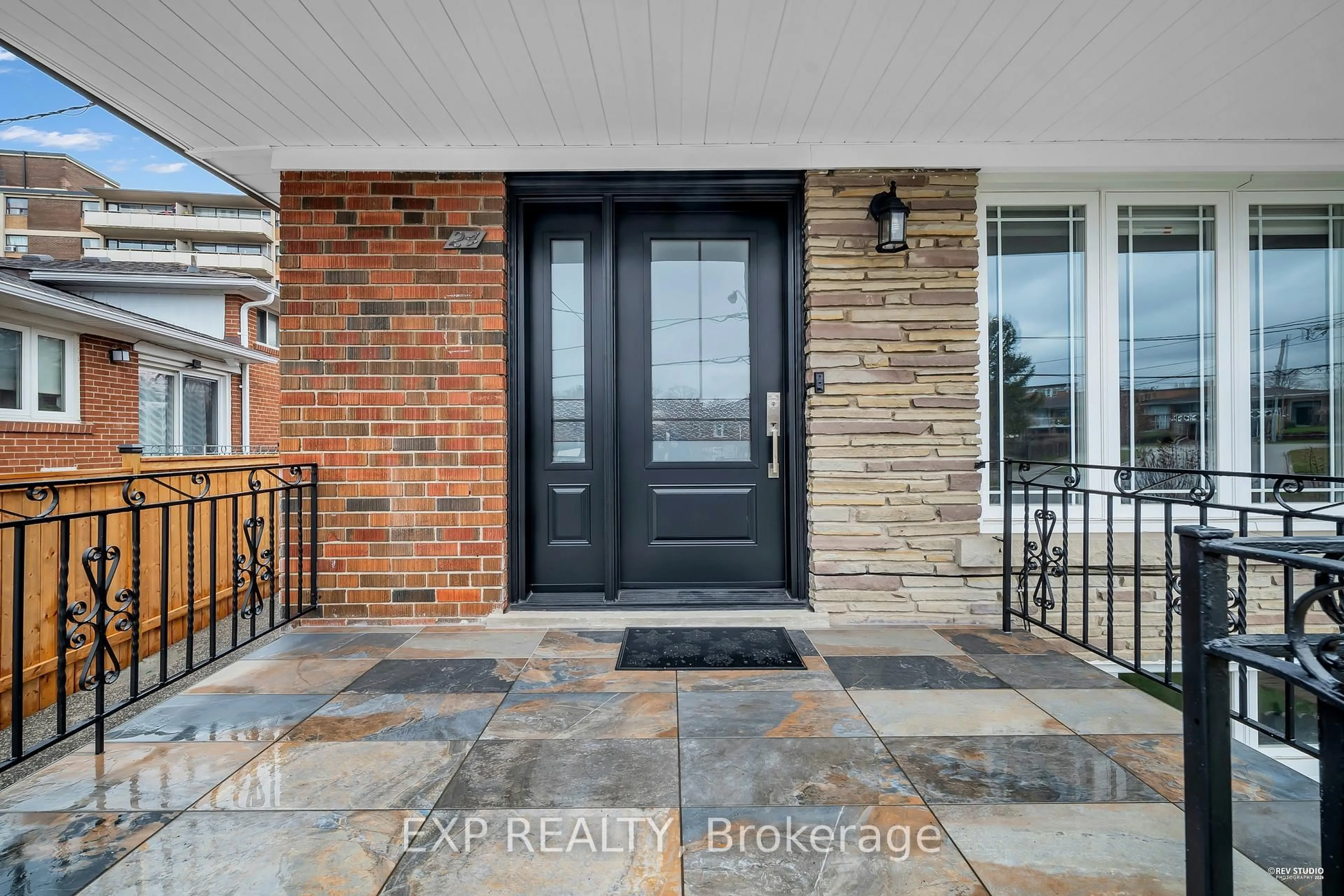 Indoor entryway for 24 Goldcrest Blvd, Toronto Ontario M6L 2X5