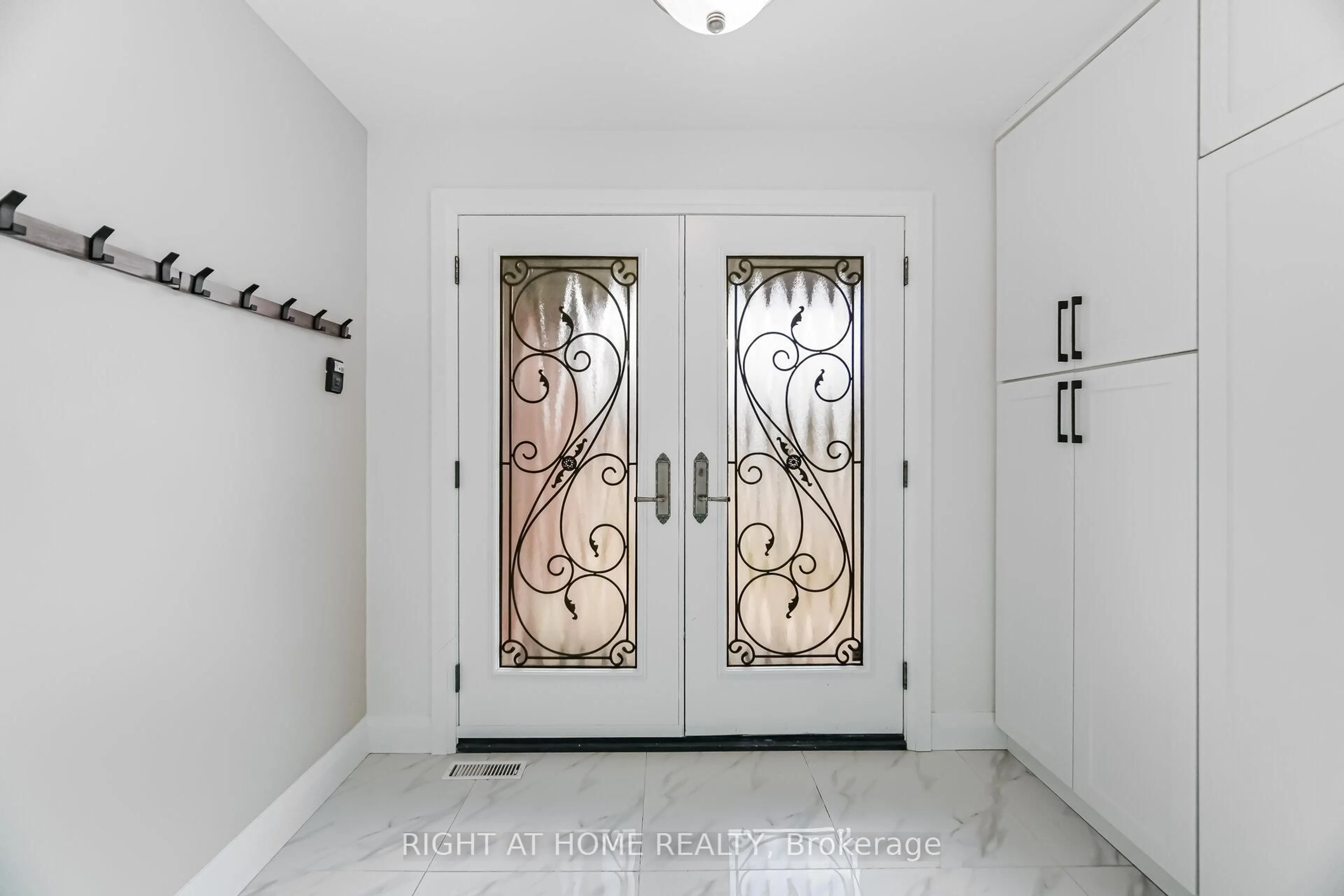 Indoor entryway for 20 Pepperwood Pl, Brampton Ontario L6S 3R9