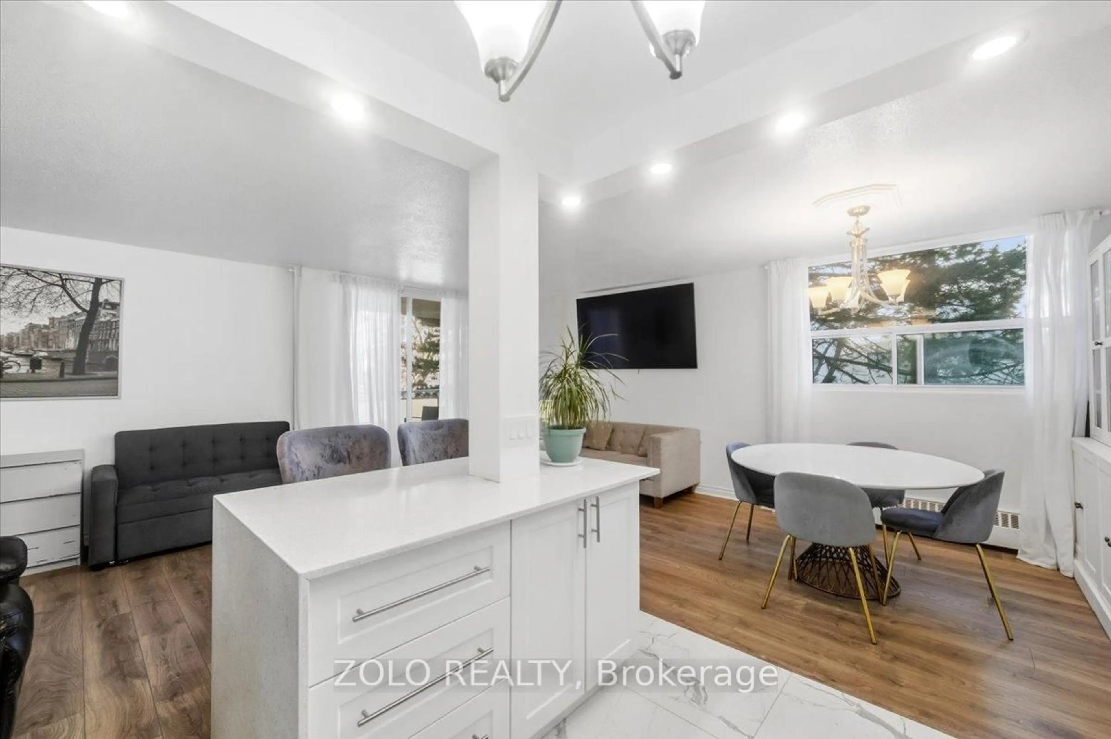 Open concept kitchen, unknown for 2345 Confederation Pkwy #203, Mississauga Ontario L5B 2H3