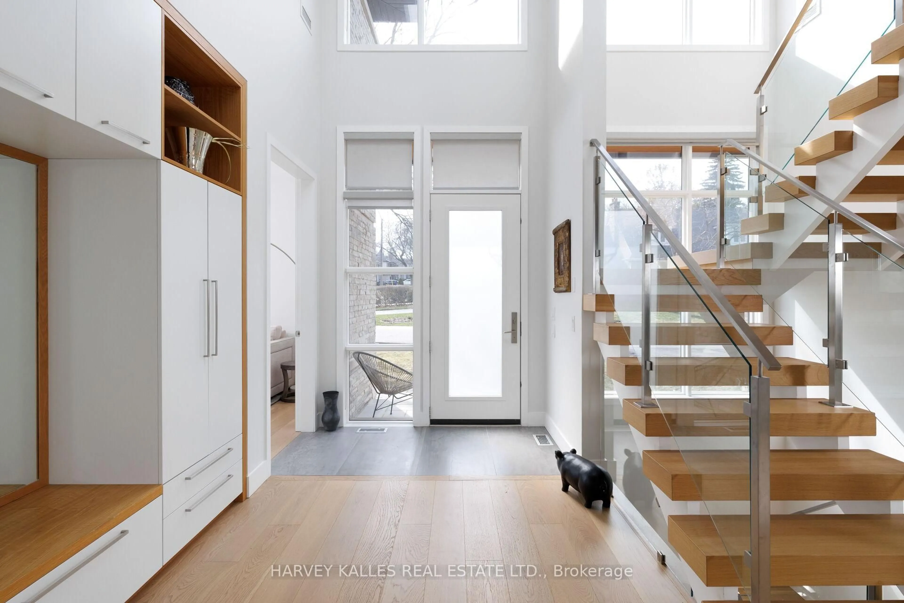 Indoor entryway for 43 Ballacaine Dr, Toronto Ontario M8Y 4B1