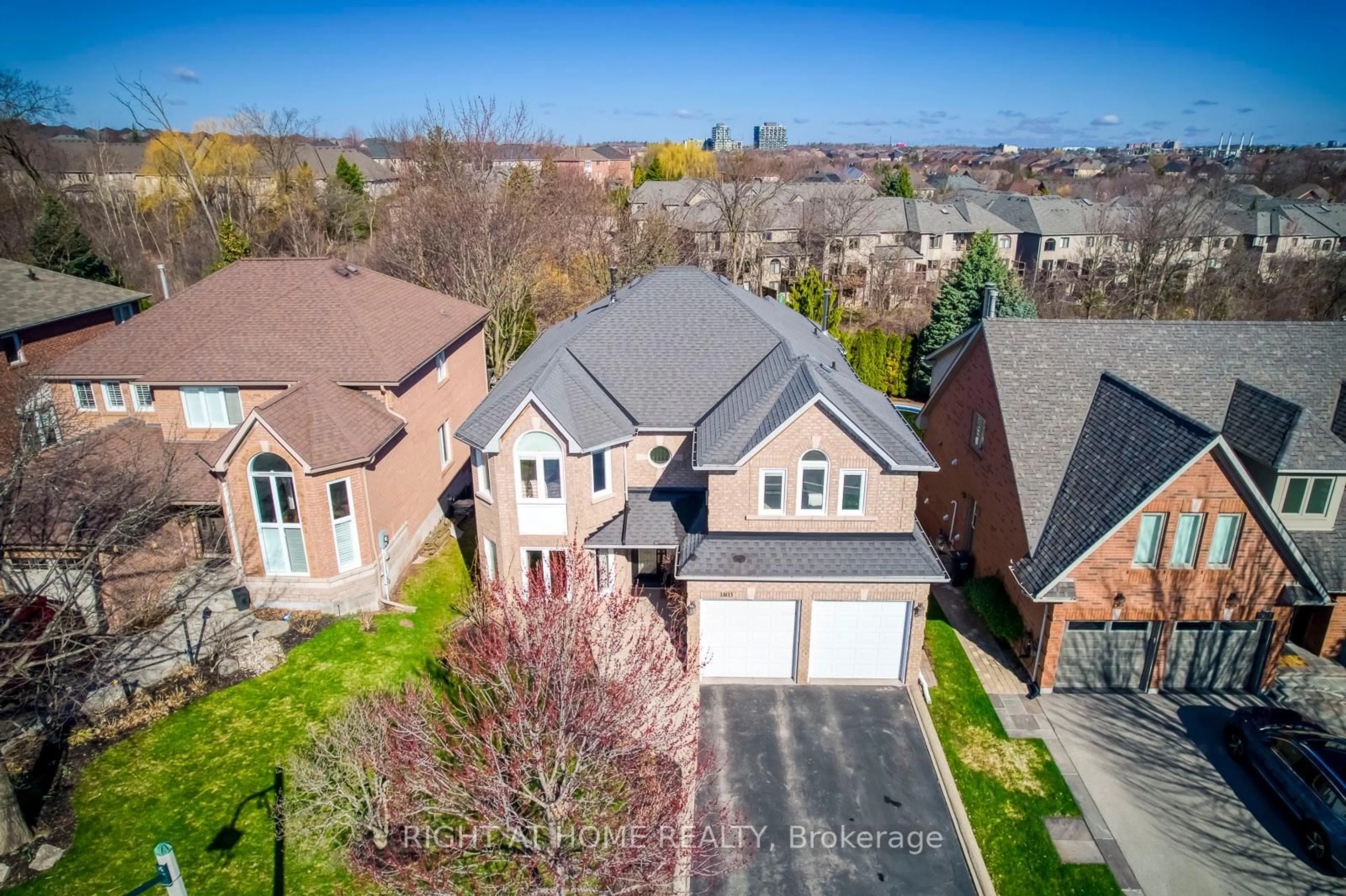 A pic from outside/outdoor area/front of a property/back of a property/a pic from drone, street for 1403 BAYSHIRE Dr, Oakville Ontario L6H 6E8