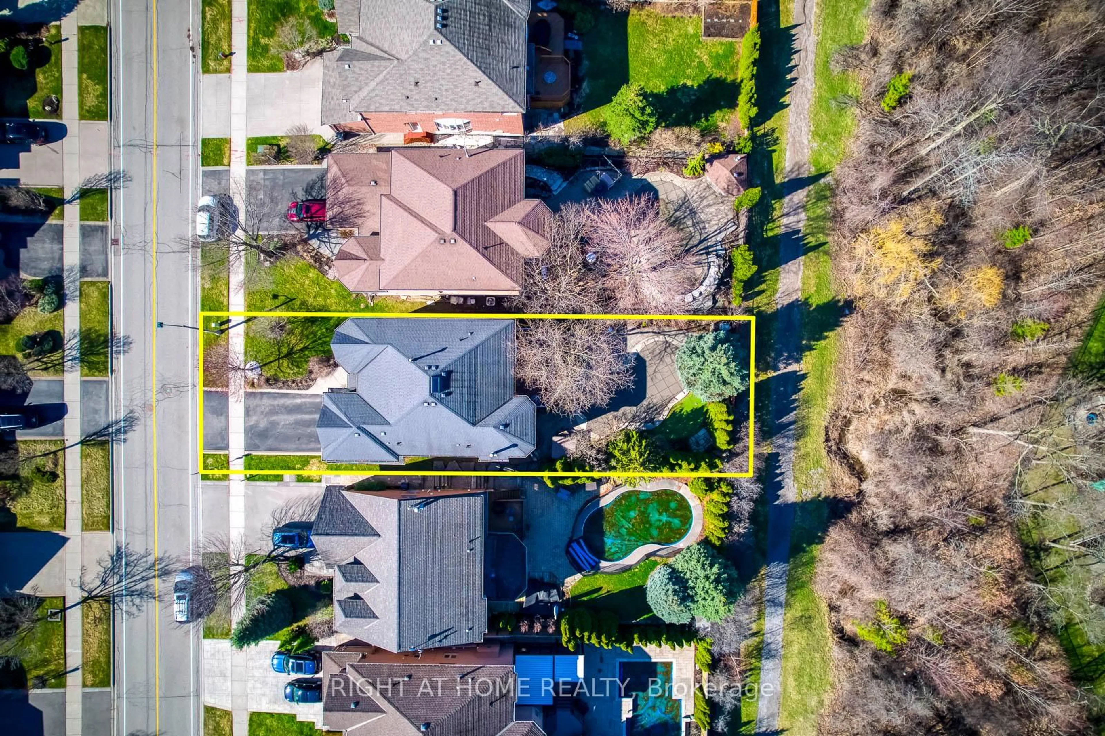 A pic from outside/outdoor area/front of a property/back of a property/a pic from drone, street for 1403 BAYSHIRE Dr, Oakville Ontario L6H 6E8