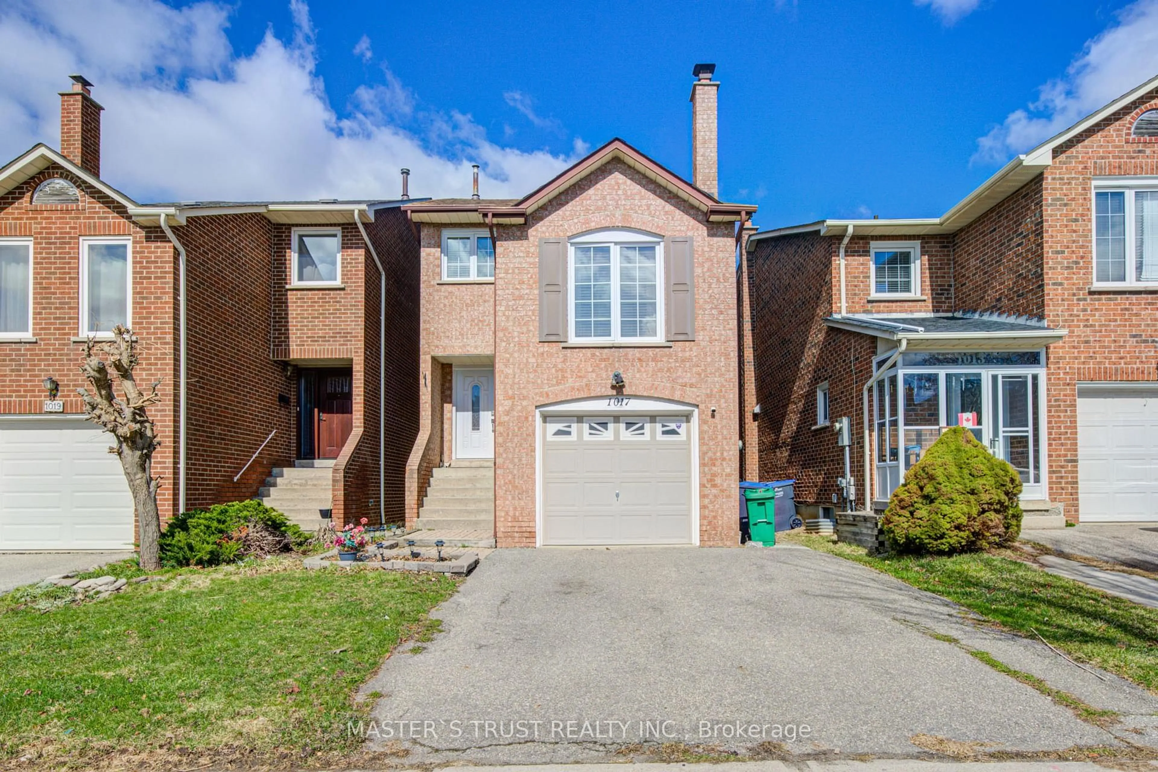 Home with brick exterior material, street for 1017 Lucerne Cres, Mississauga Ontario L5C 3X6