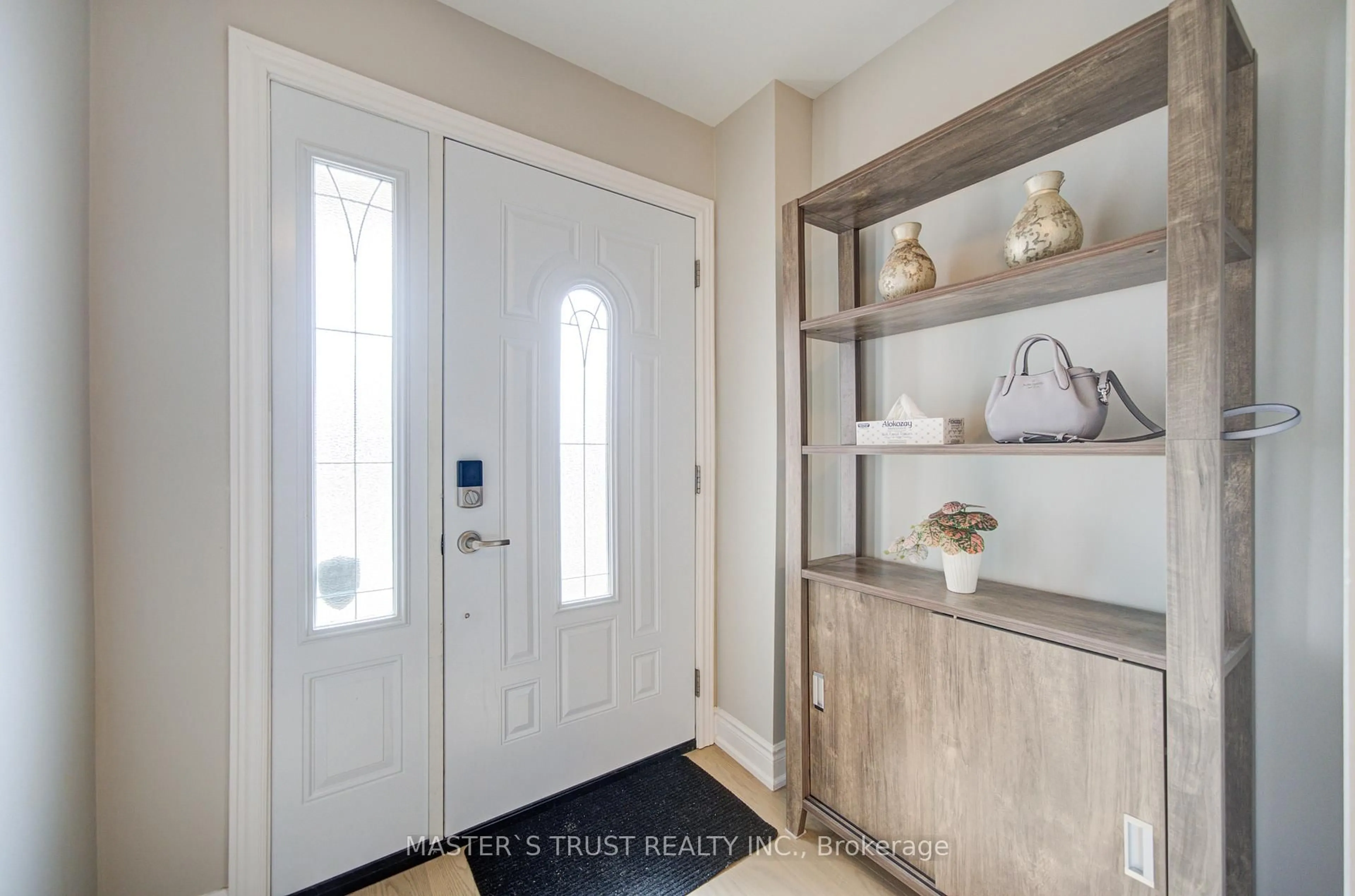 Indoor entryway for 1017 Lucerne Cres, Mississauga Ontario L5C 3X6