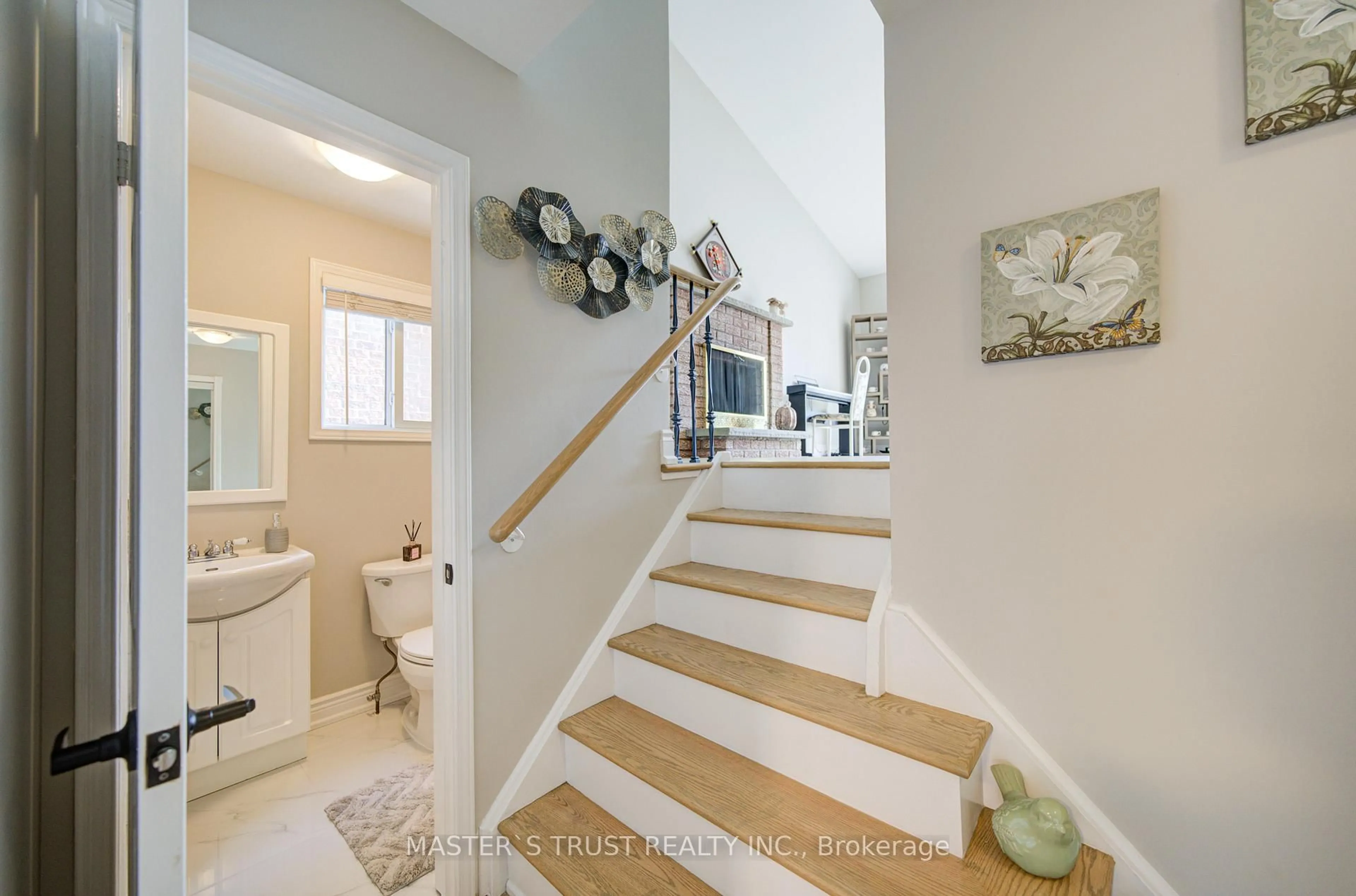 Stairs for 1017 Lucerne Cres, Mississauga Ontario L5C 3X6