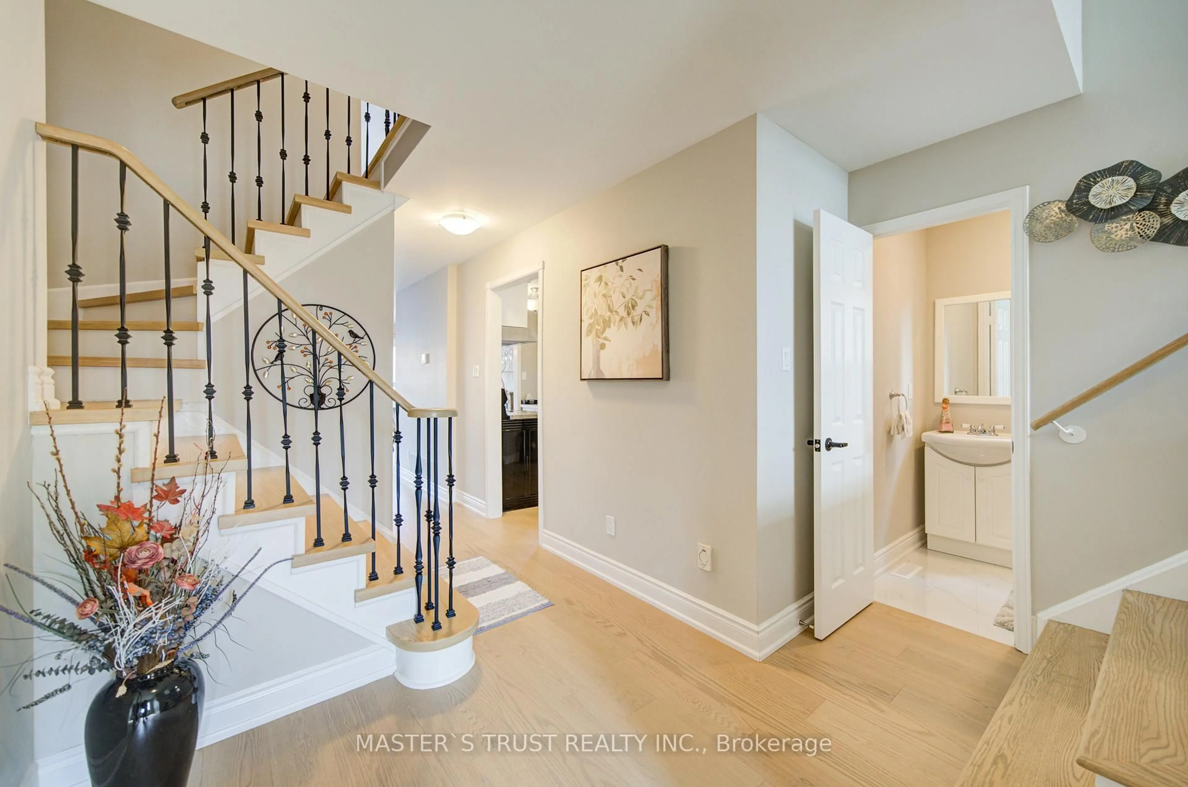 Indoor entryway for 1017 Lucerne Cres, Mississauga Ontario L5C 3X6