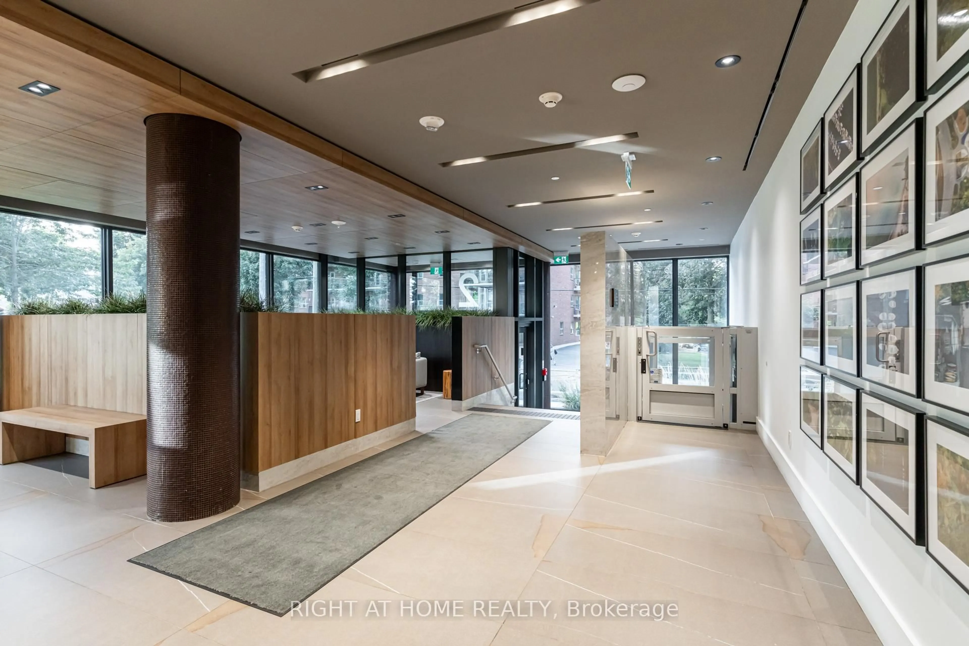 Indoor foyer for 21 Park St #506, Mississauga Ontario L5G 0C2