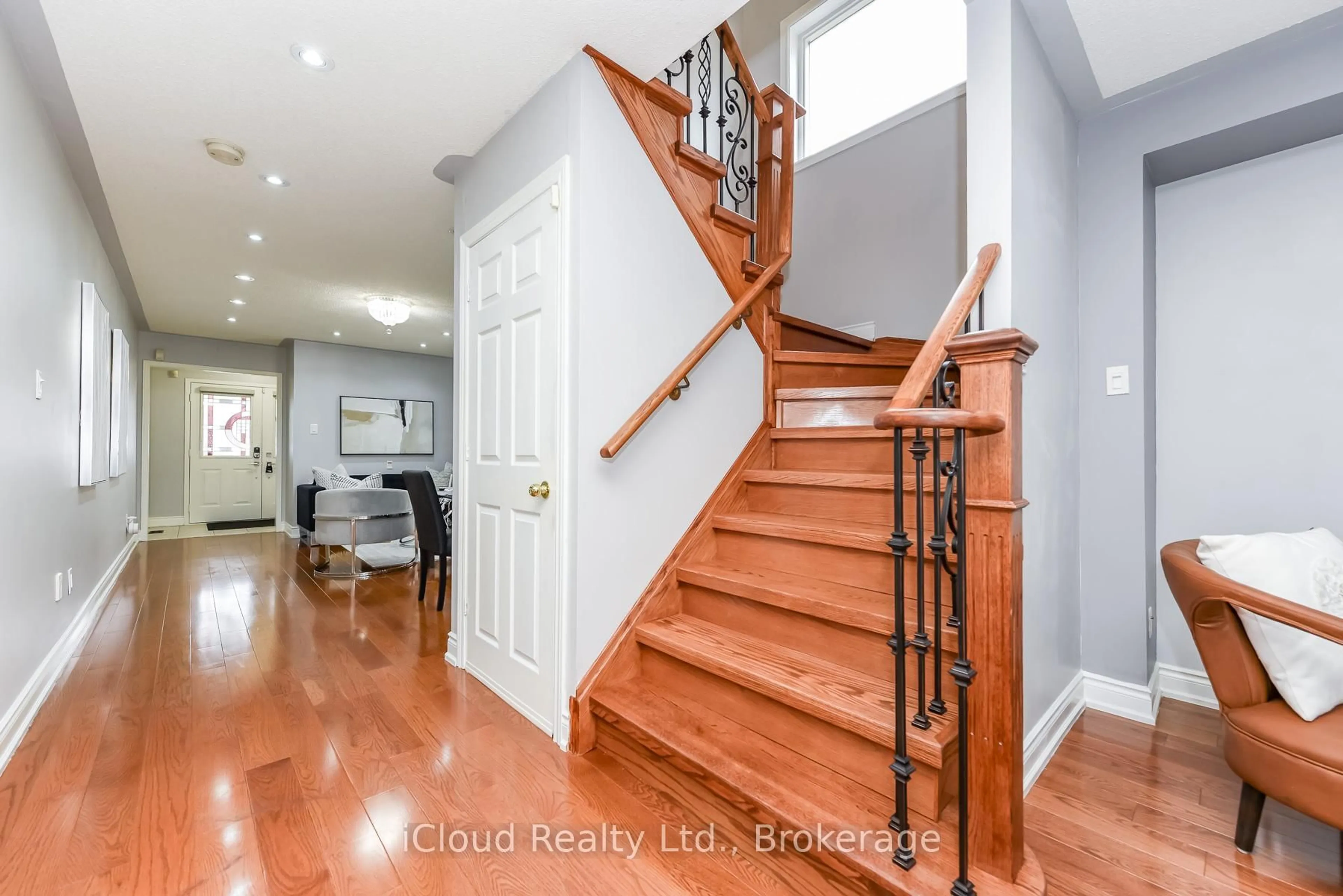 Indoor entryway for 5922 Delle Donne Dr, Mississauga Ontario L5M 7A3