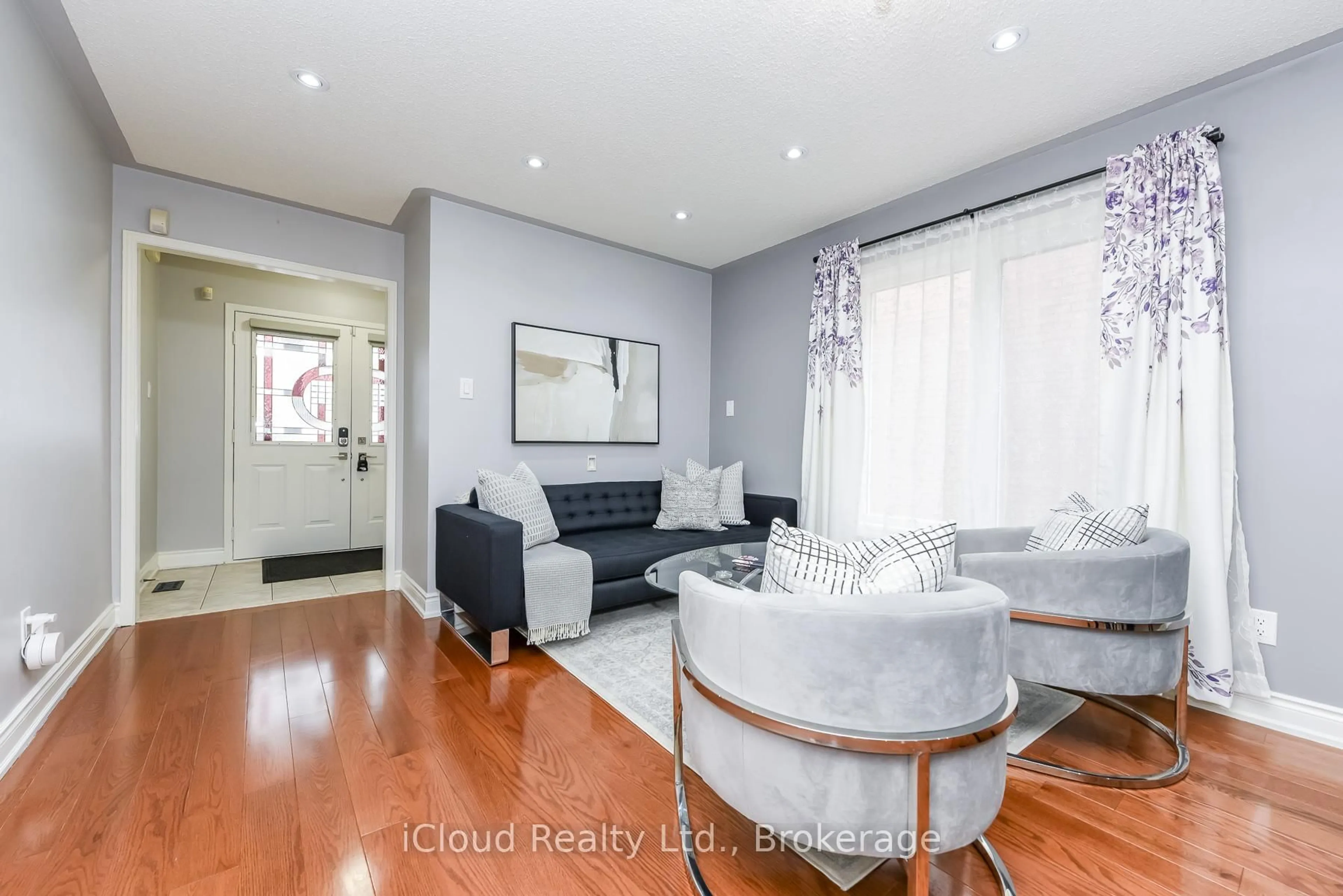 Living room with furniture, wood/laminate floor for 5922 Delle Donne Dr, Mississauga Ontario L5M 7A3