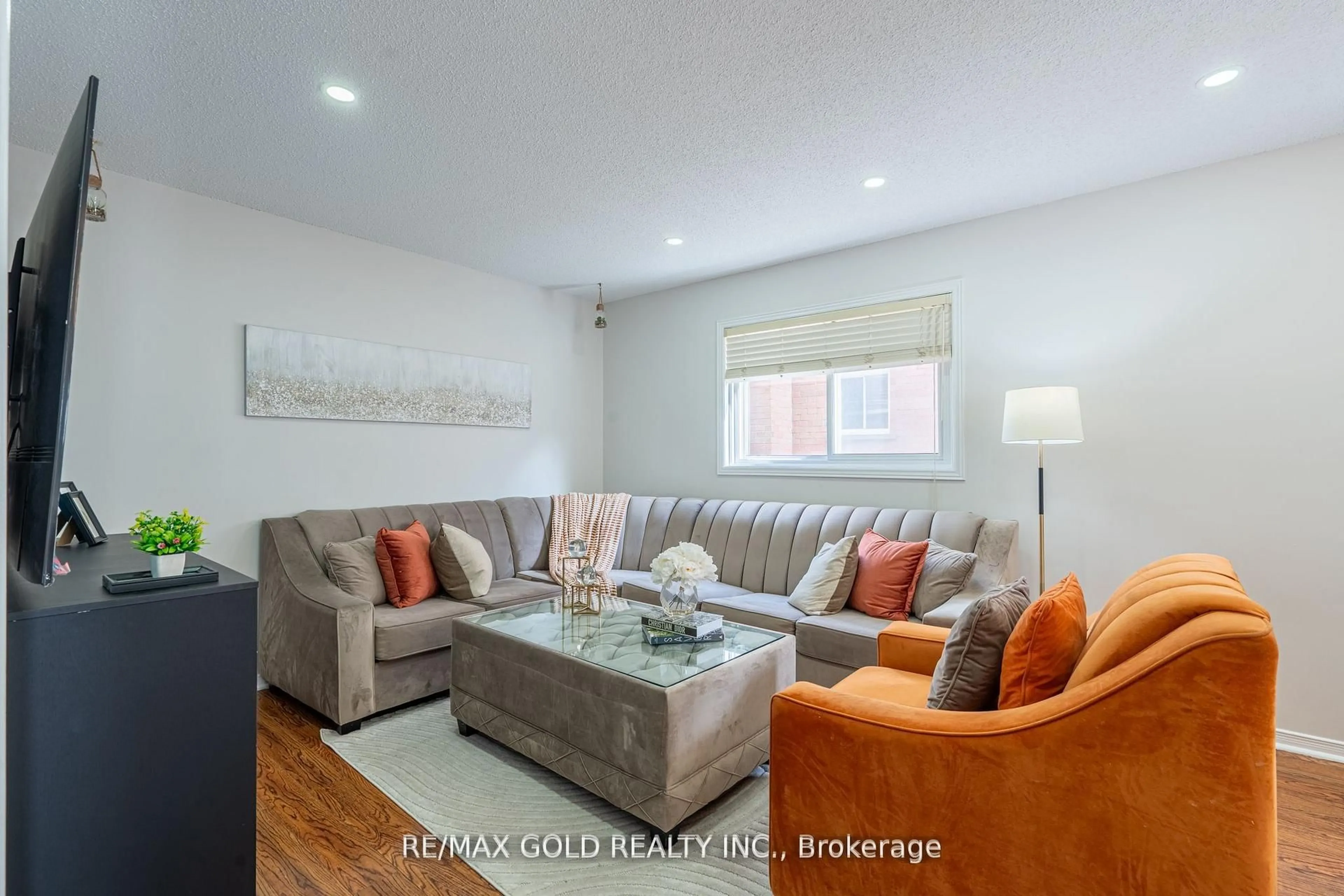 Living room with furniture, unknown for 94 Bighorn Cres, Brampton Ontario L6R 1G7