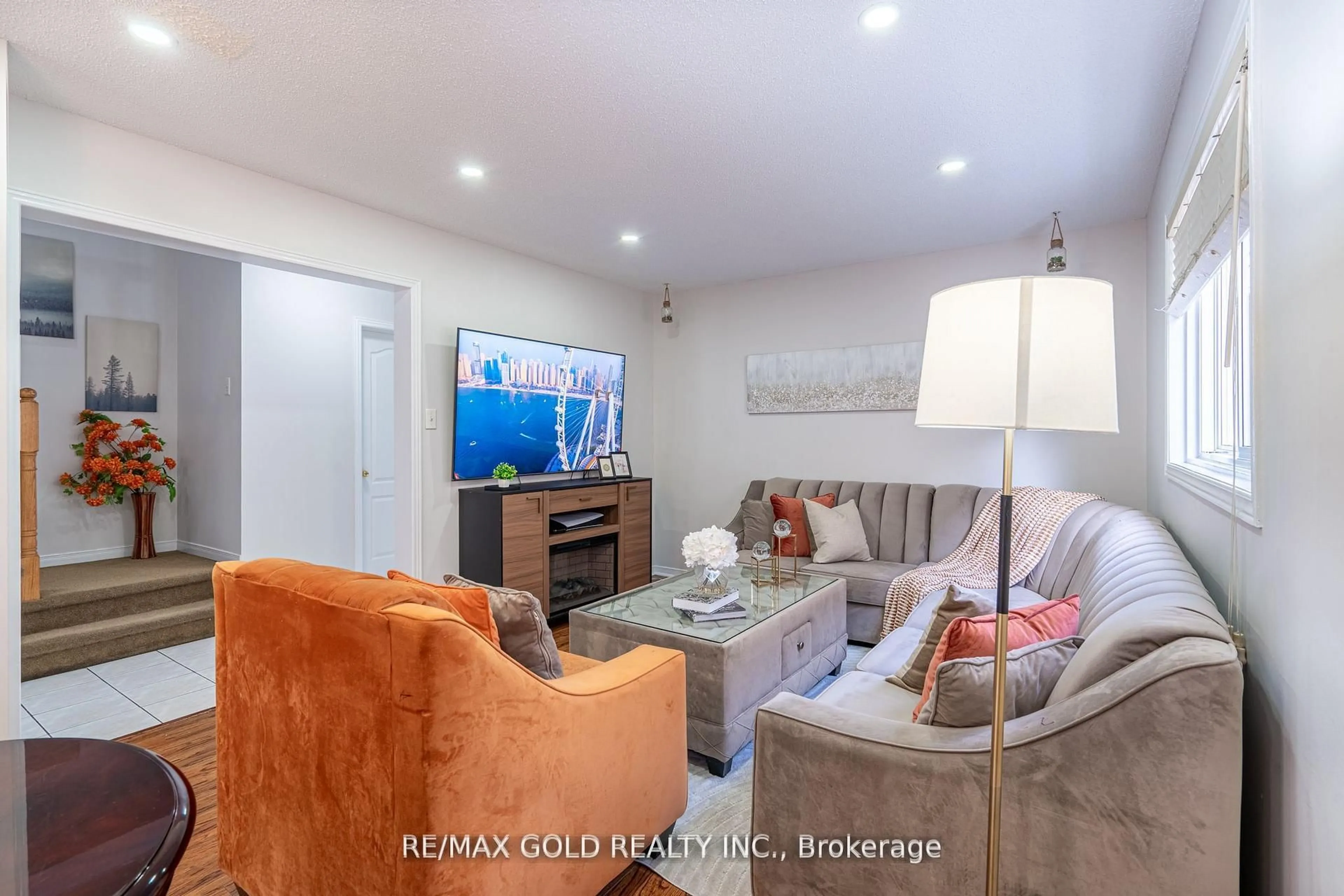 Living room with furniture, unknown for 94 Bighorn Cres, Brampton Ontario L6R 1G7