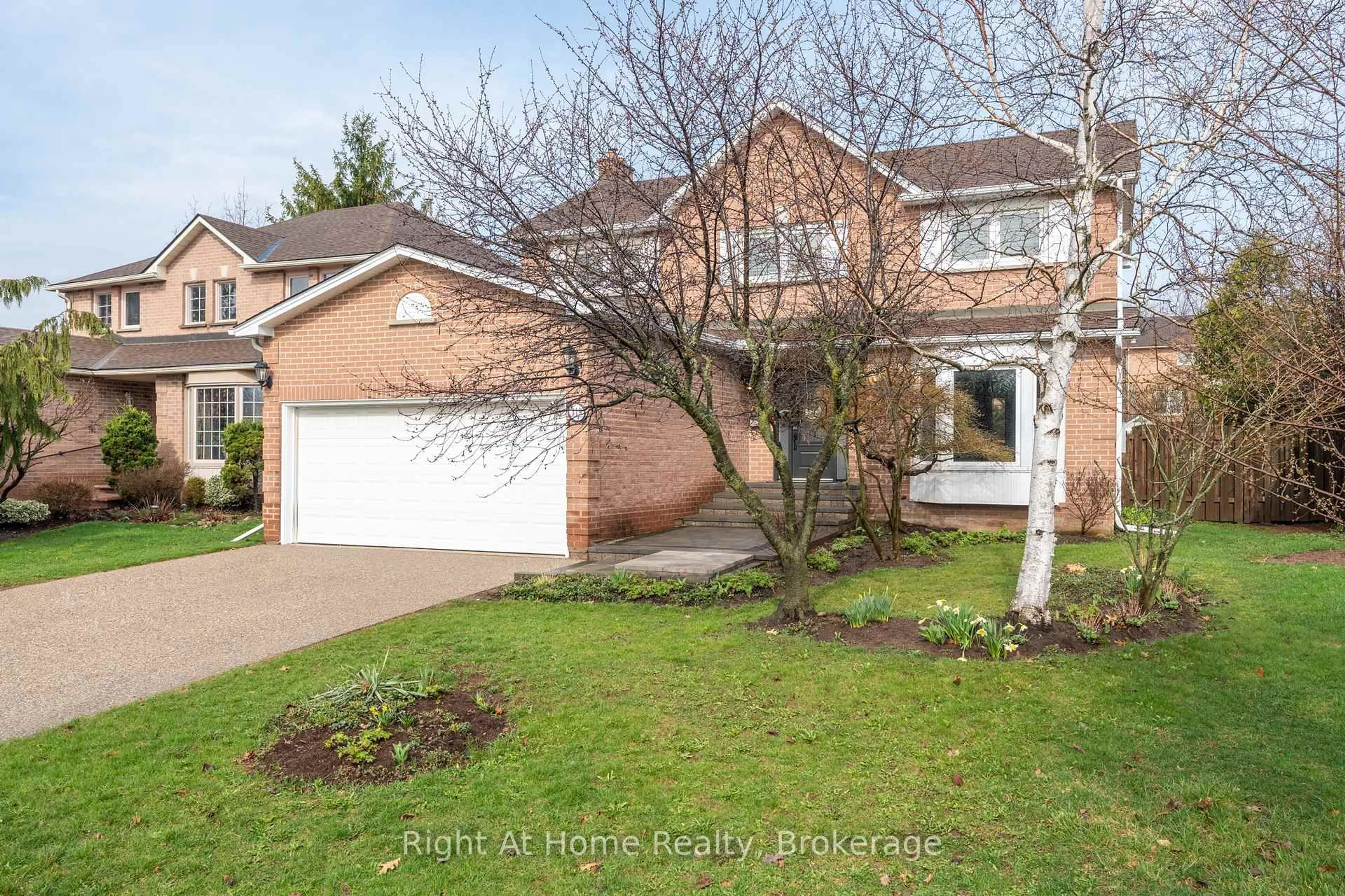 A pic from outside/outdoor area/front of a property/back of a property/a pic from drone, street for 319 River Oaks Blvd, Oakville Ontario L6H 3X5