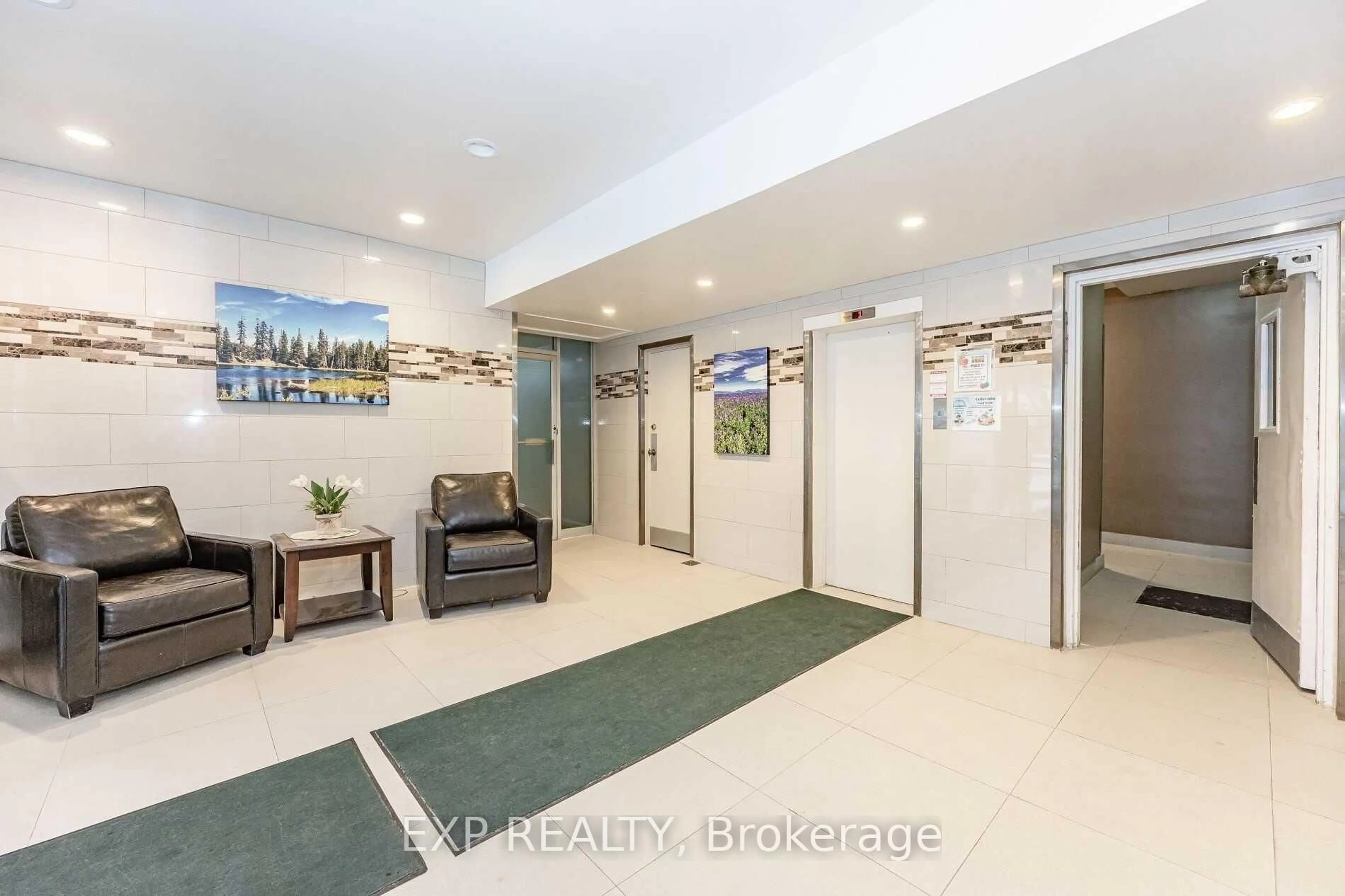 Indoor foyer for 2485 Woking Cres #508, Mississauga Ontario L5K 1Z6