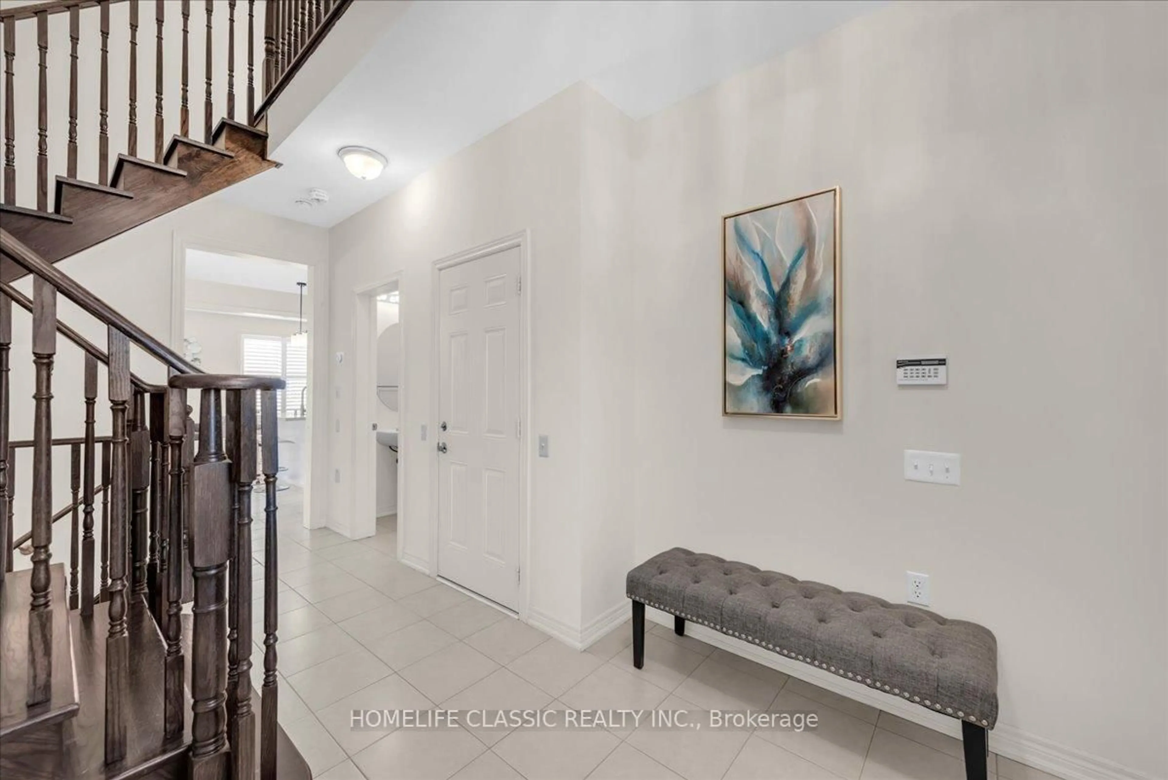 Indoor entryway for 82 Blackberry Valley Cres, Caledon Ontario L7C 3Z8