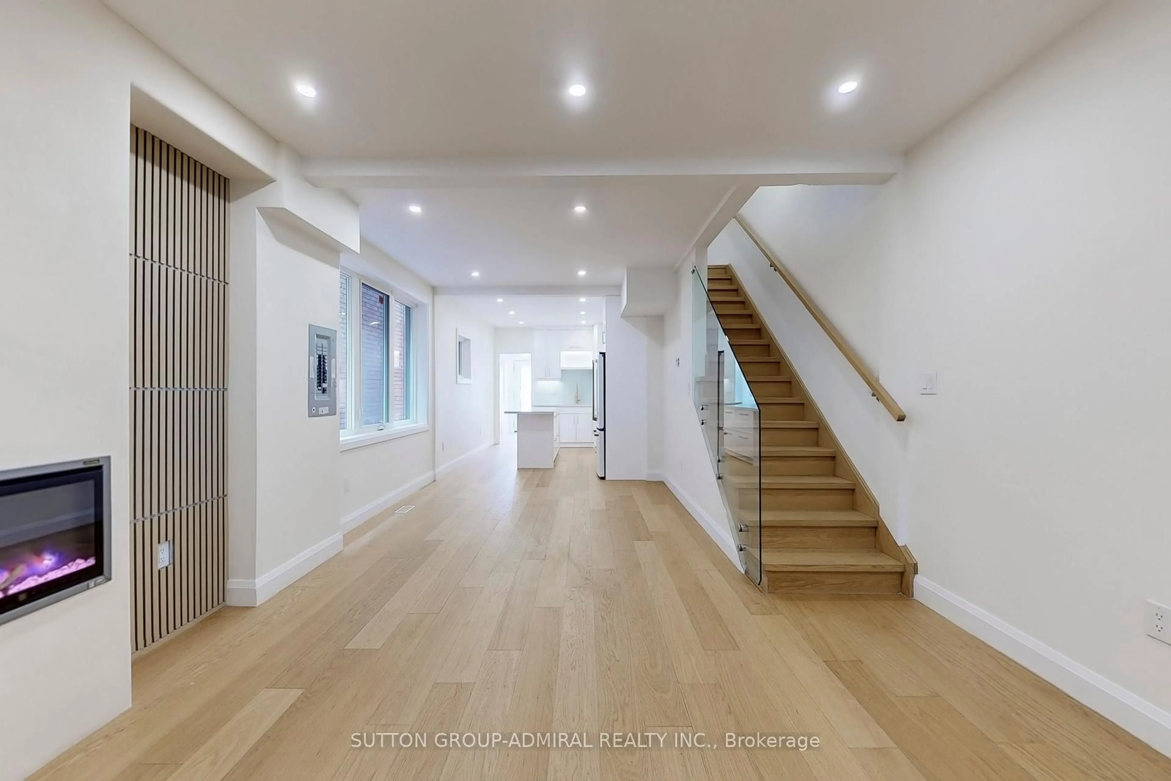 Indoor foyer for 109 Fermanagh Ave, Toronto Ontario M6R 1M1