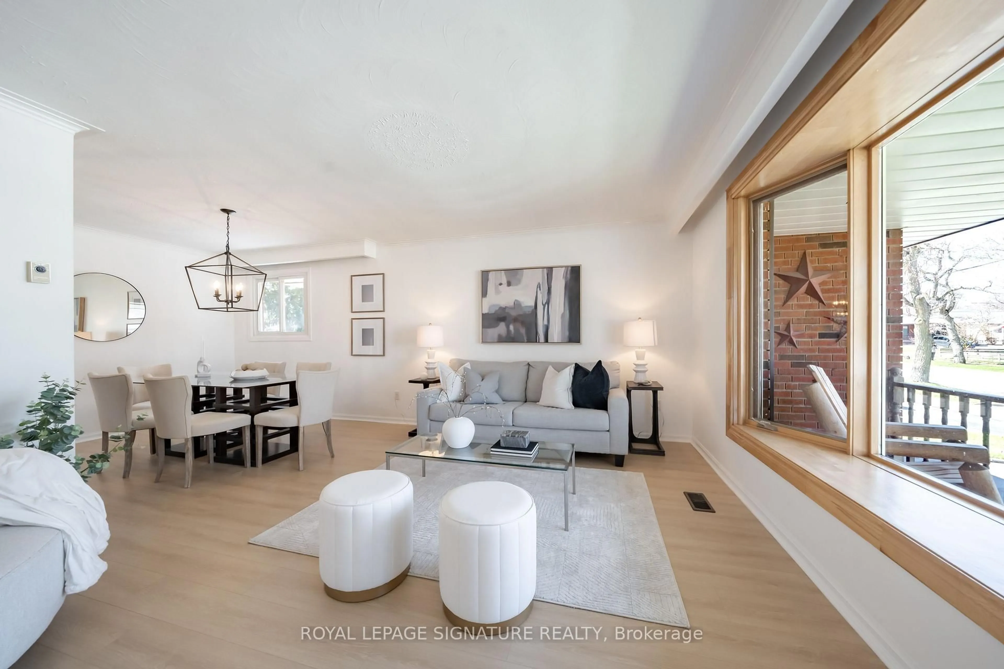 Living room with furniture, unknown for 2002 Ingledale Rd, Mississauga Ontario L5J 2H2