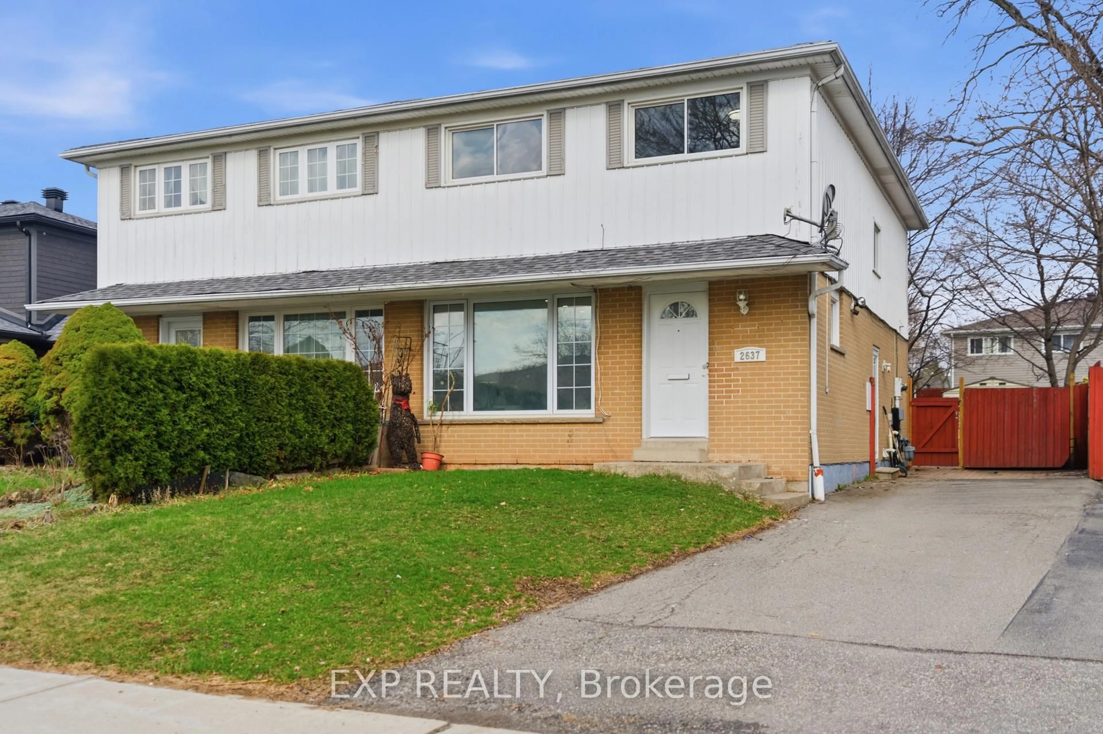 Home with vinyl exterior material, street for 2637 Altadena Crt, Mississauga Ontario L5K 1G1