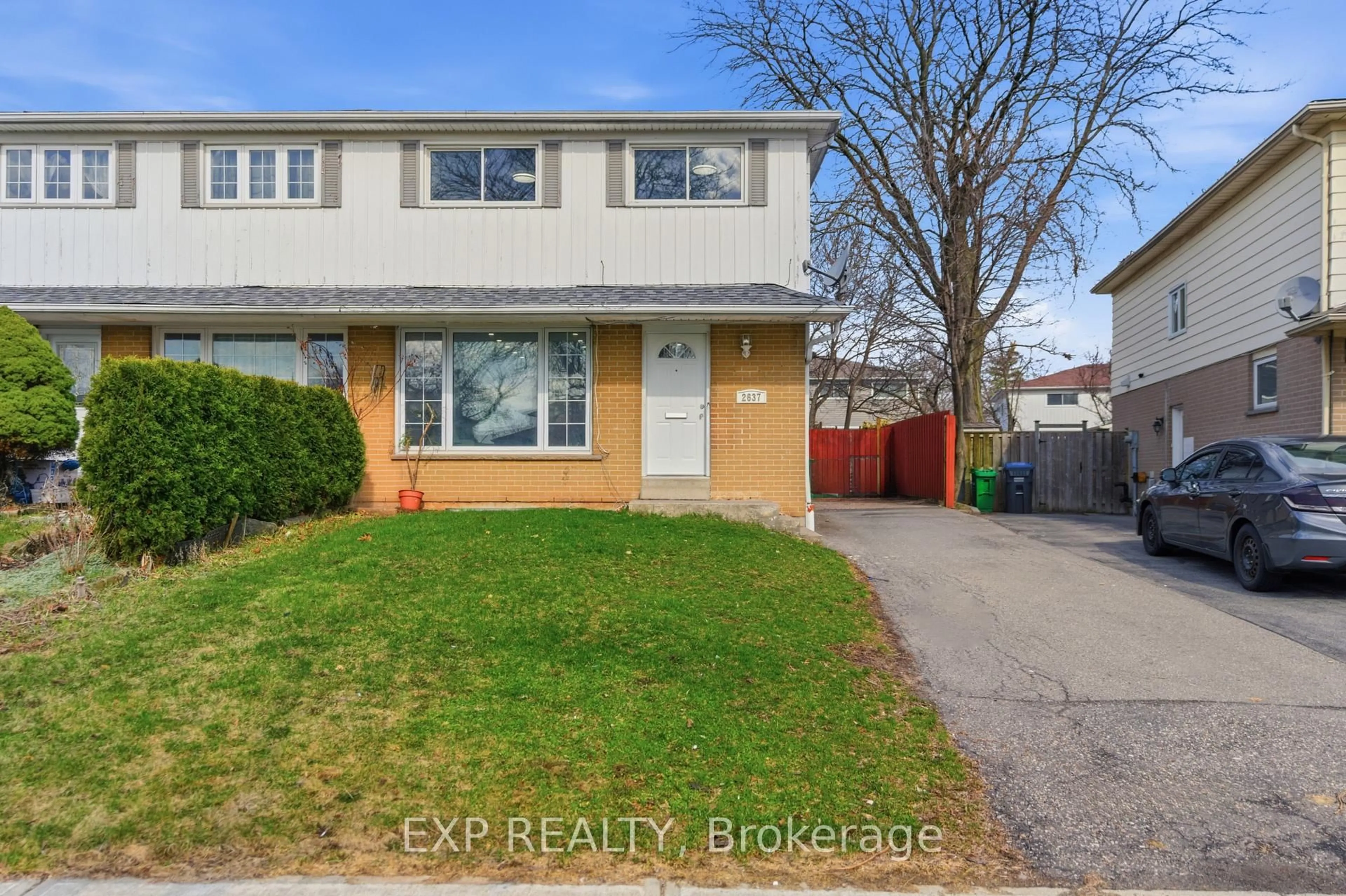 Home with vinyl exterior material, street for 2637 Altadena Crt, Mississauga Ontario L5K 1G1