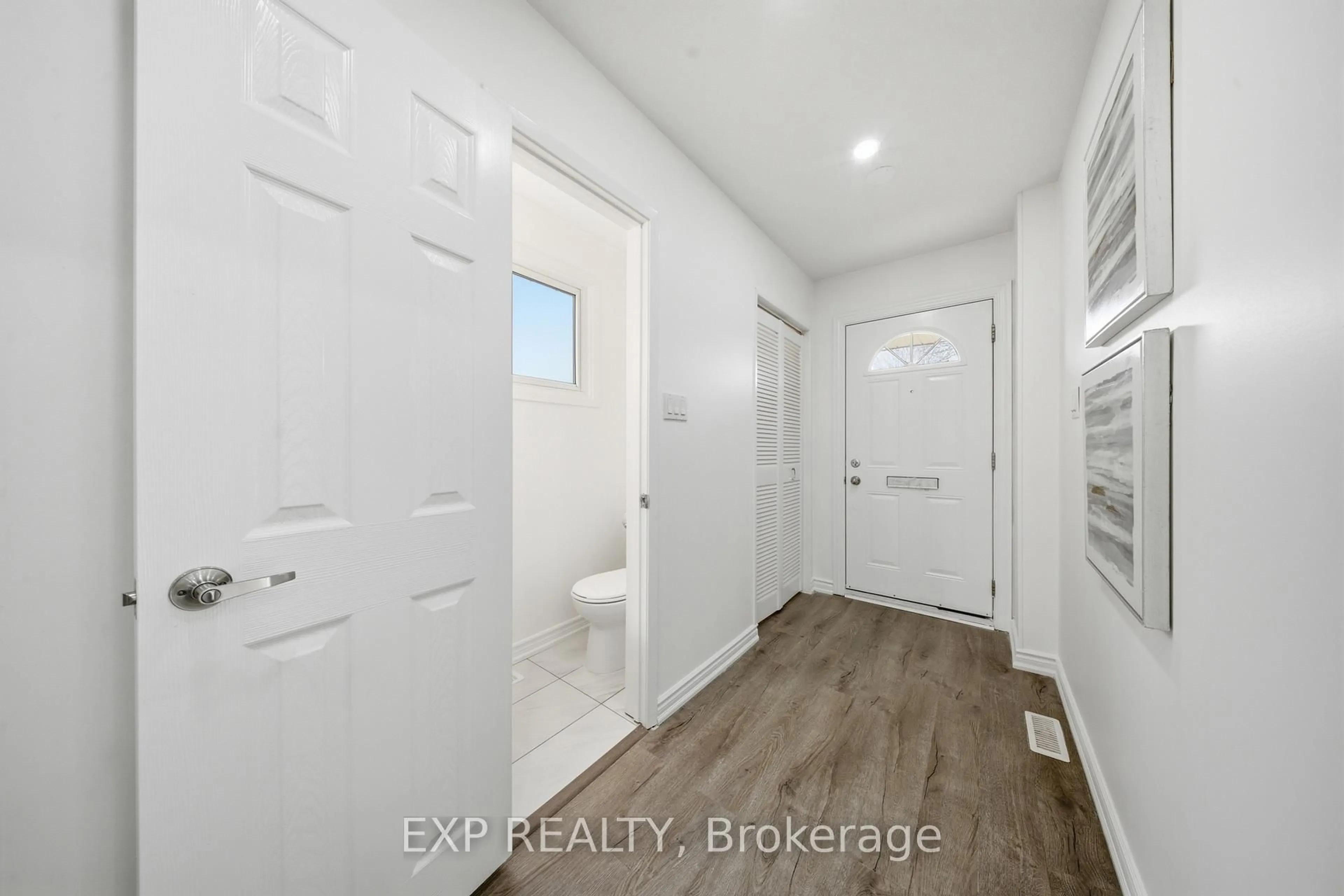 Indoor entryway for 2637 Altadena Crt, Mississauga Ontario L5K 1G1