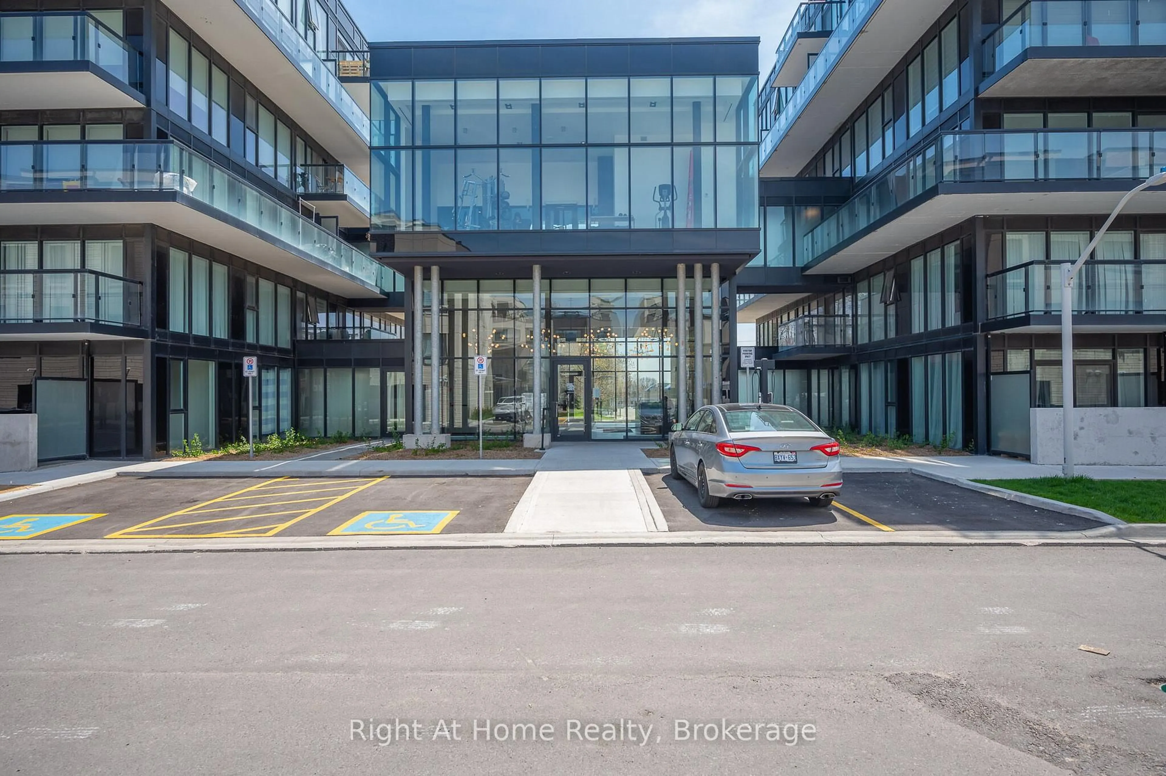 Indoor foyer for 1119 Cooke Blvd #B426, Burlington Ontario L7T 0C7