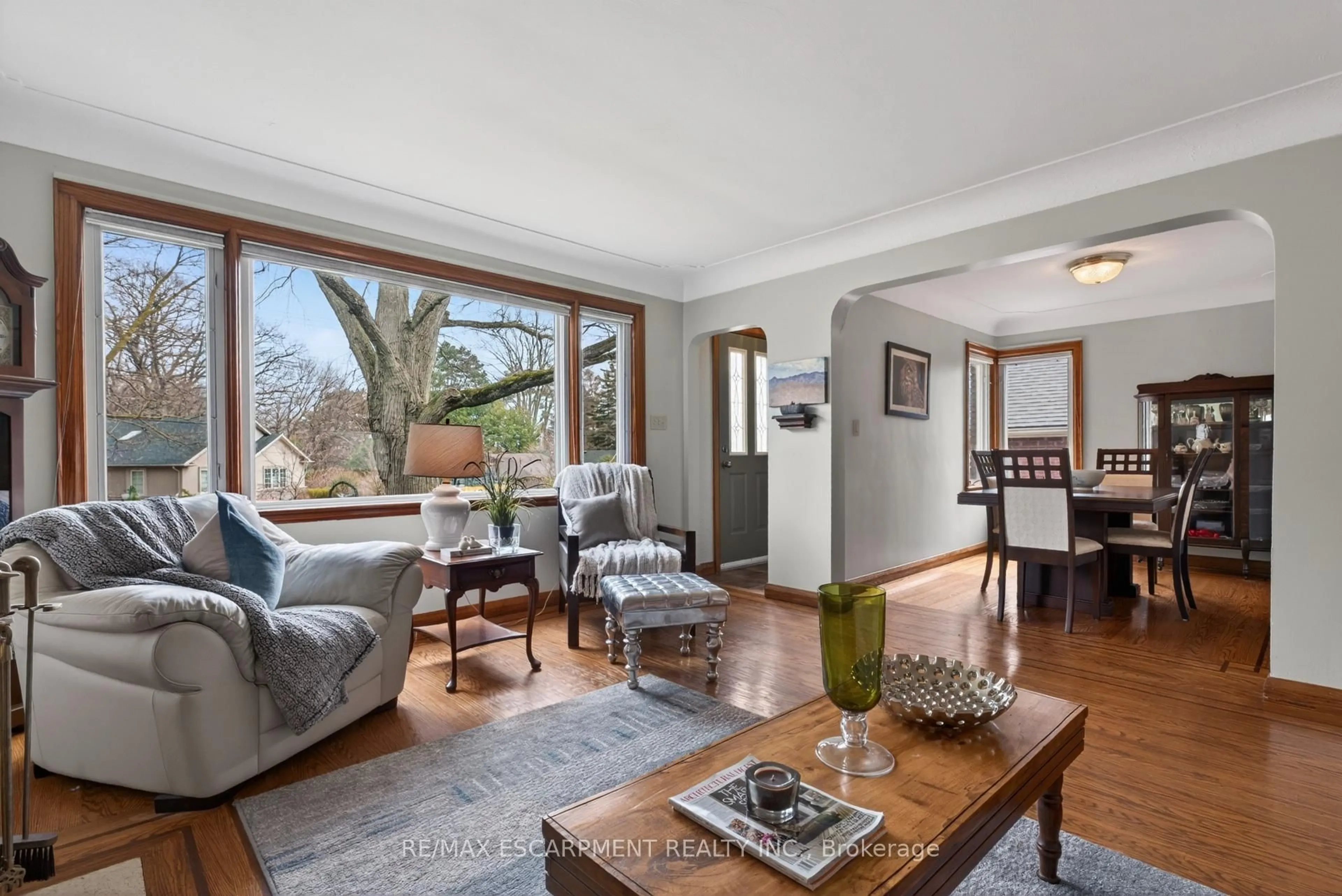 Living room with furniture, unknown for 57 Park Ave, Burlington Ontario L7T 1Y2