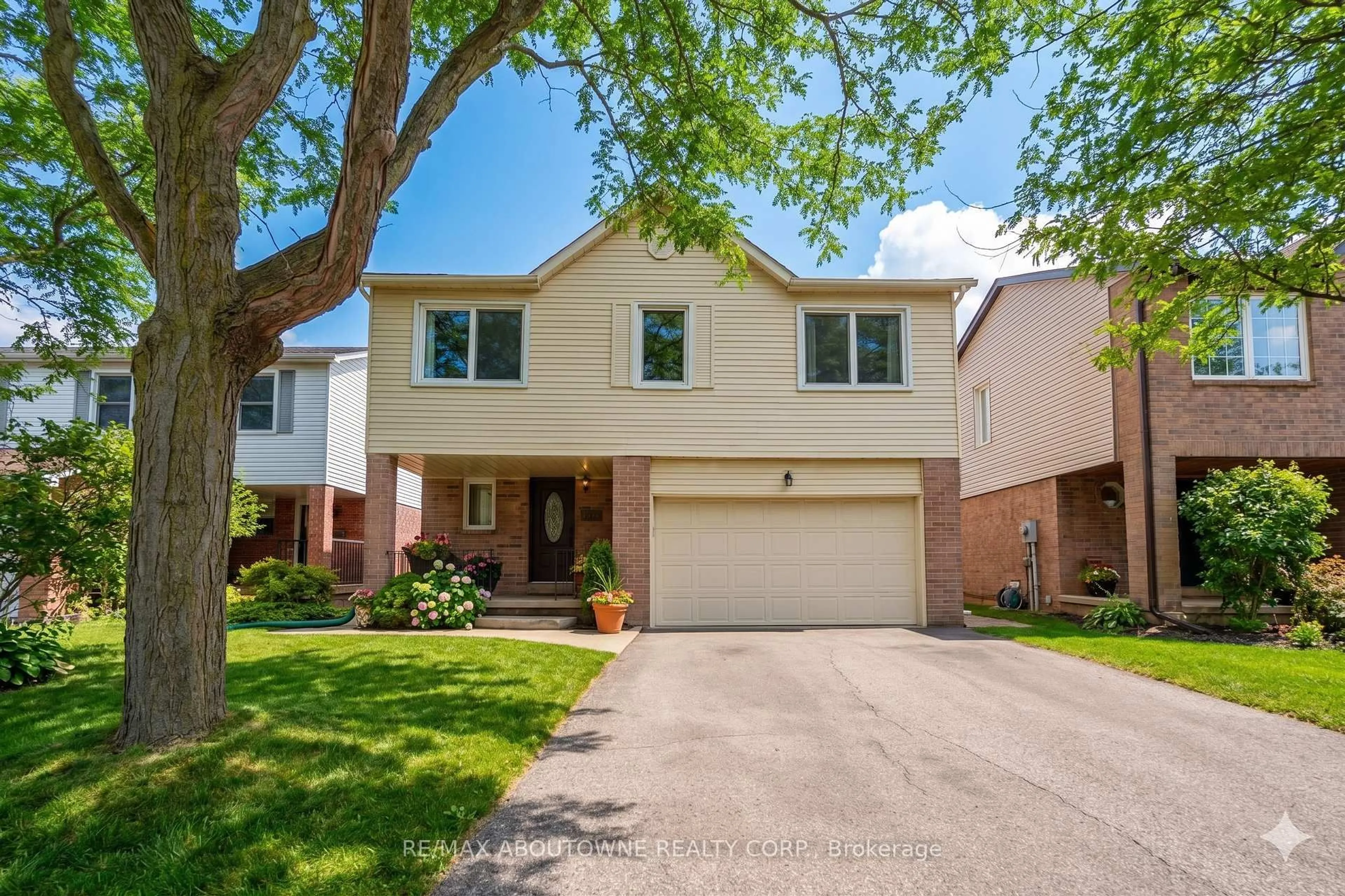 Home with brick exterior material, street for 1148 Bridlewood Tr, Oakville Ontario L6M 2L2