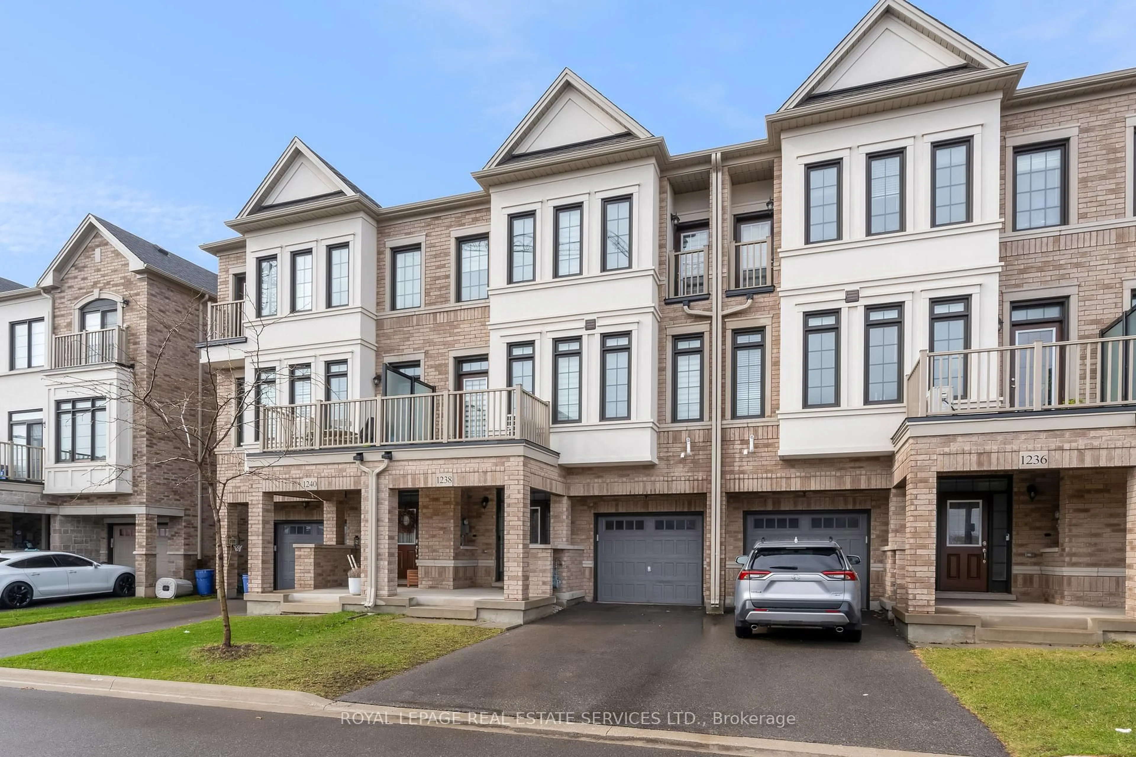 A pic from outside/outdoor area/front of a property/back of a property/a pic from drone, street for 1238 Restivo Lane, Milton Ontario L9T 2X5