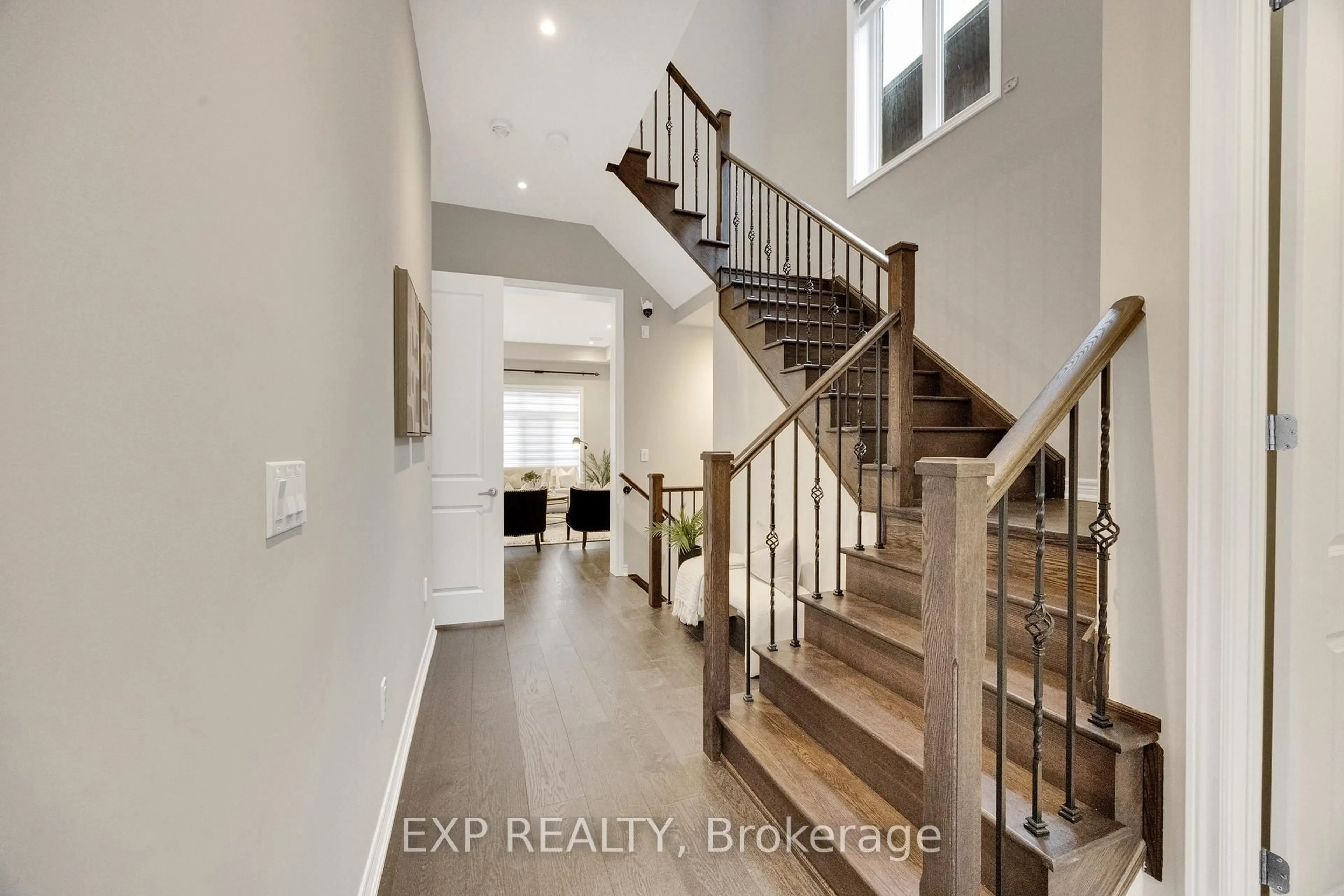 Indoor entryway for 34 Carnegie Dr, Oakville Ontario L6H 0V8