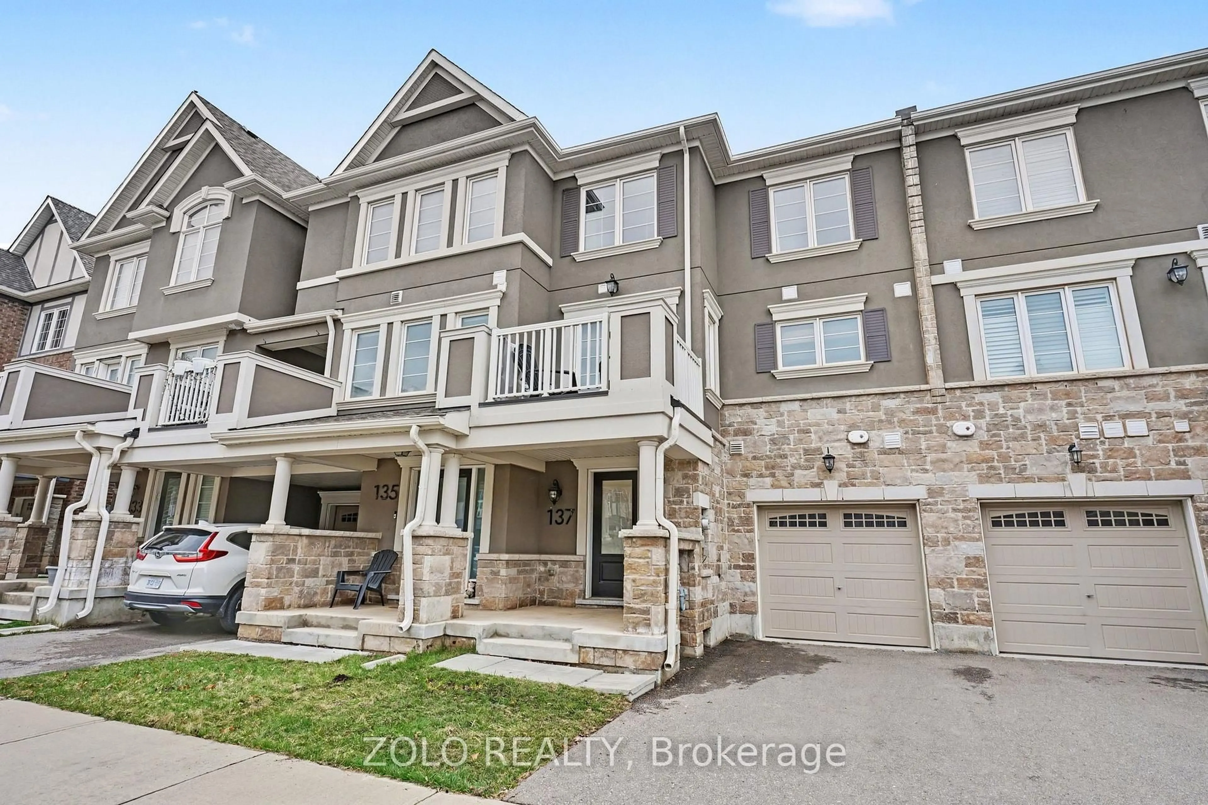 A pic from outside/outdoor area/front of a property/back of a property/a pic from drone, street for 137 Christopher Rd, Oakville Ontario L6H 0X9