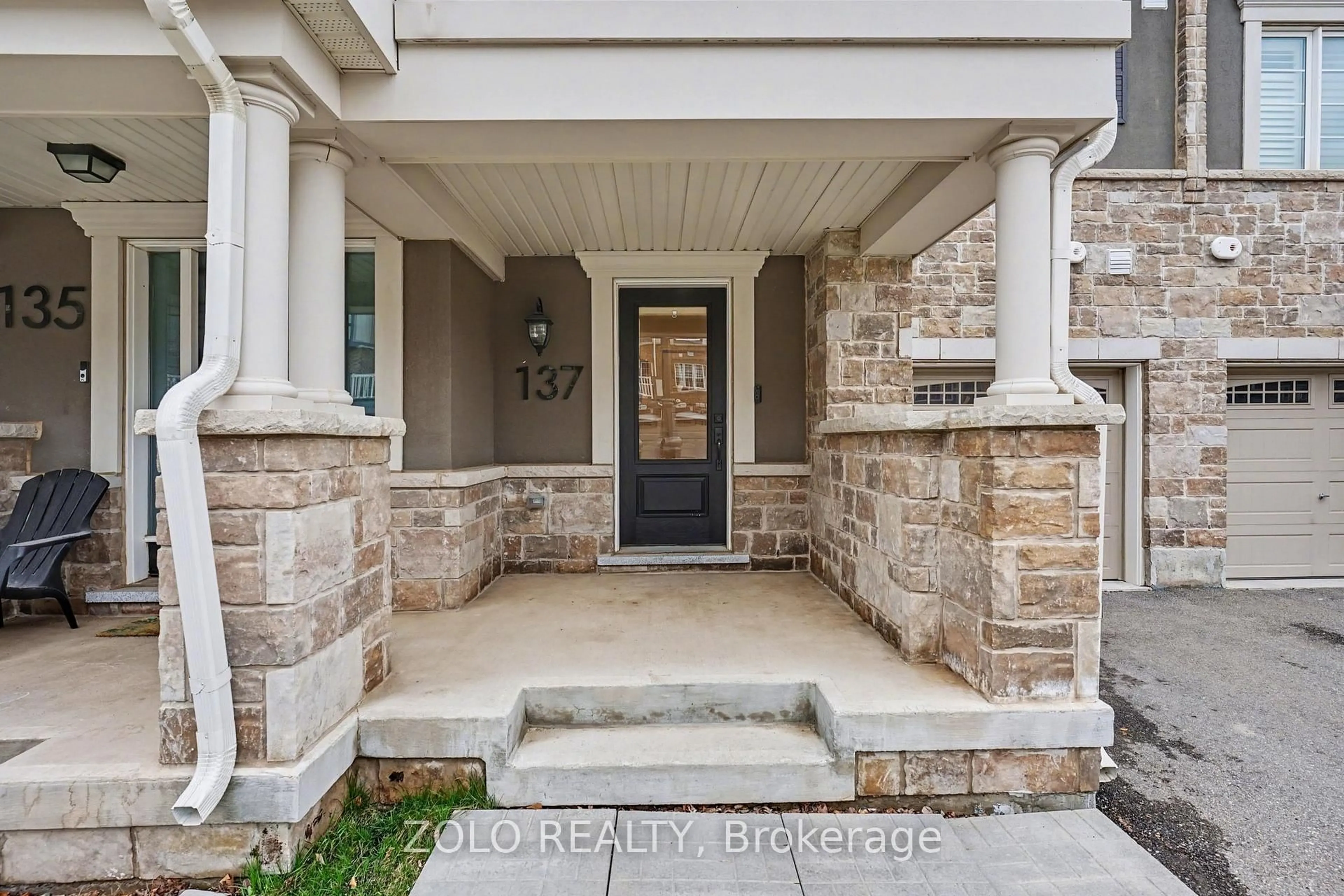 Indoor entryway for 137 Christopher Rd, Oakville Ontario L6H 0X9