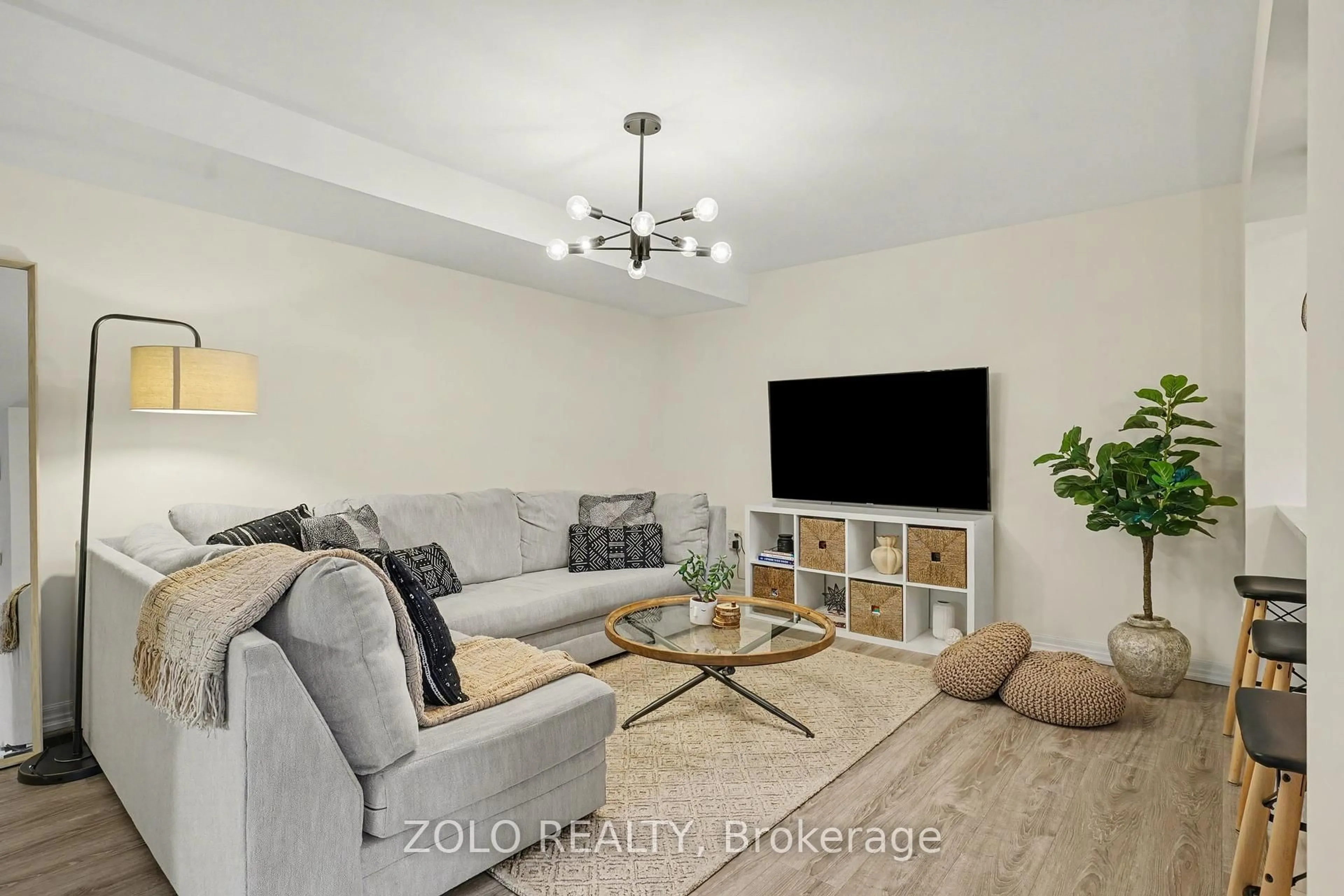Living room with furniture, unknown for 137 Christopher Rd, Oakville Ontario L6H 0X9
