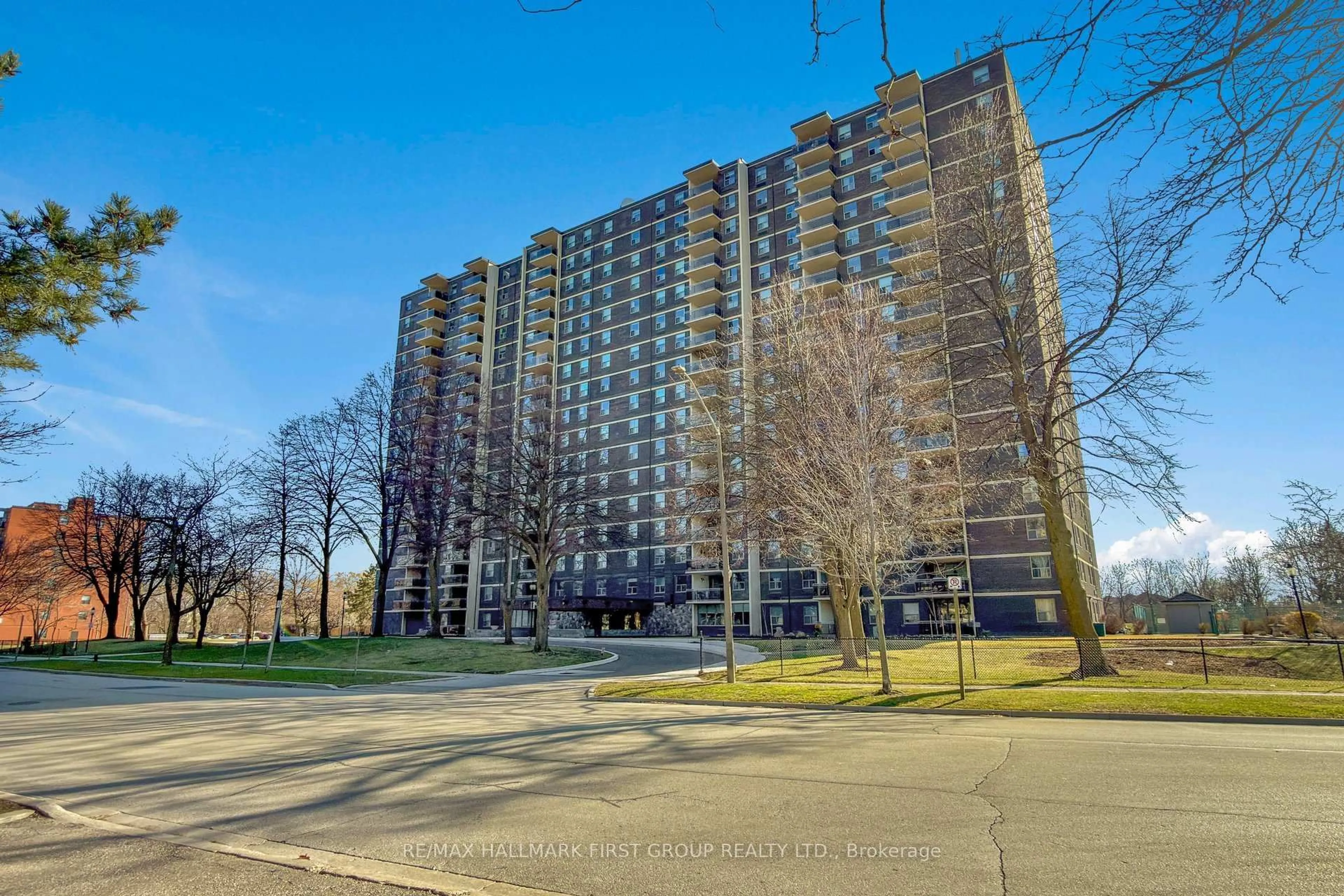 A pic from outside/outdoor area/front of a property/back of a property/a pic from drone, street for 966 Inverhouse Dr #609, Mississauga Ontario L5J 4B6