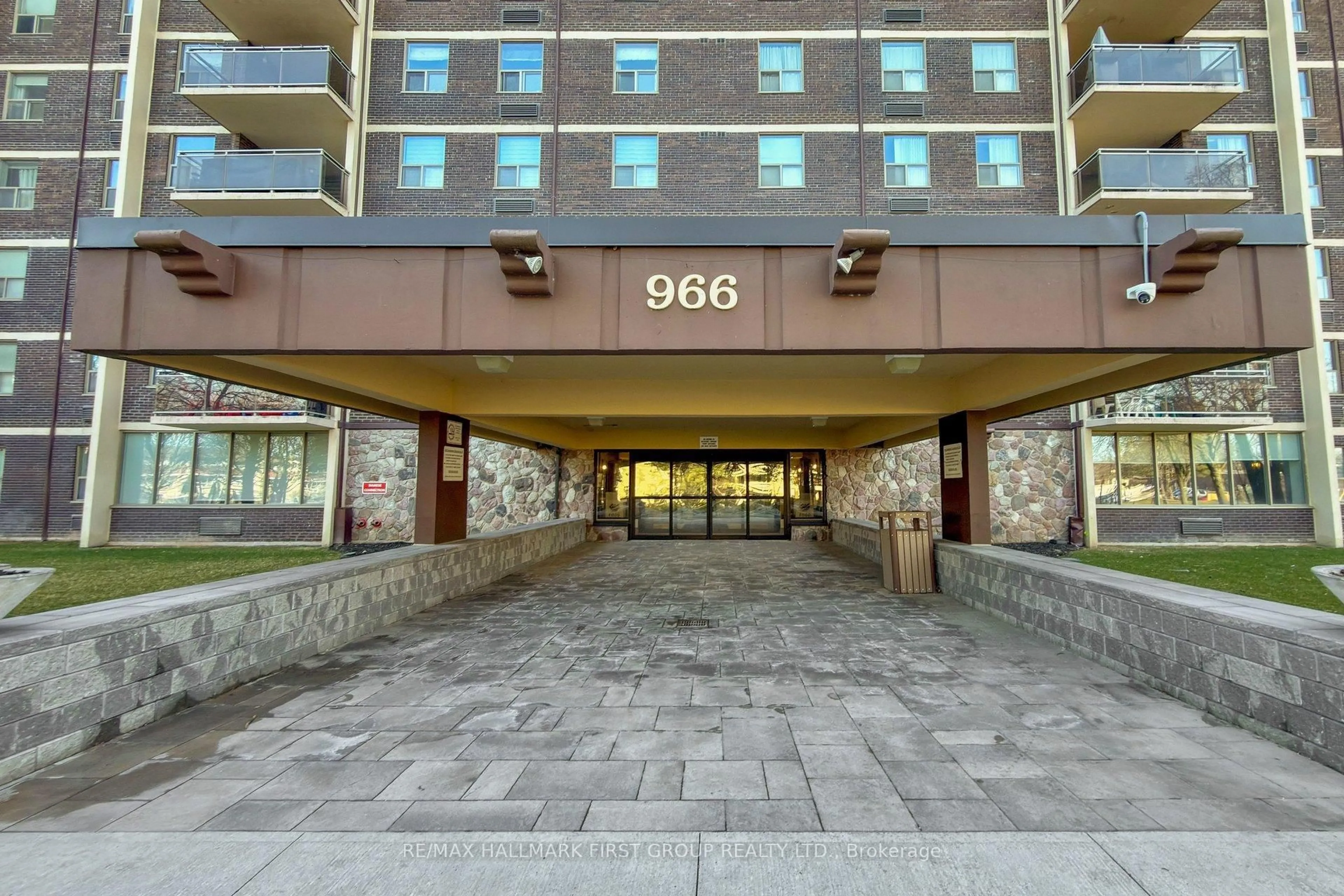 Indoor foyer for 966 Inverhouse Dr #609, Mississauga Ontario L5J 4B6