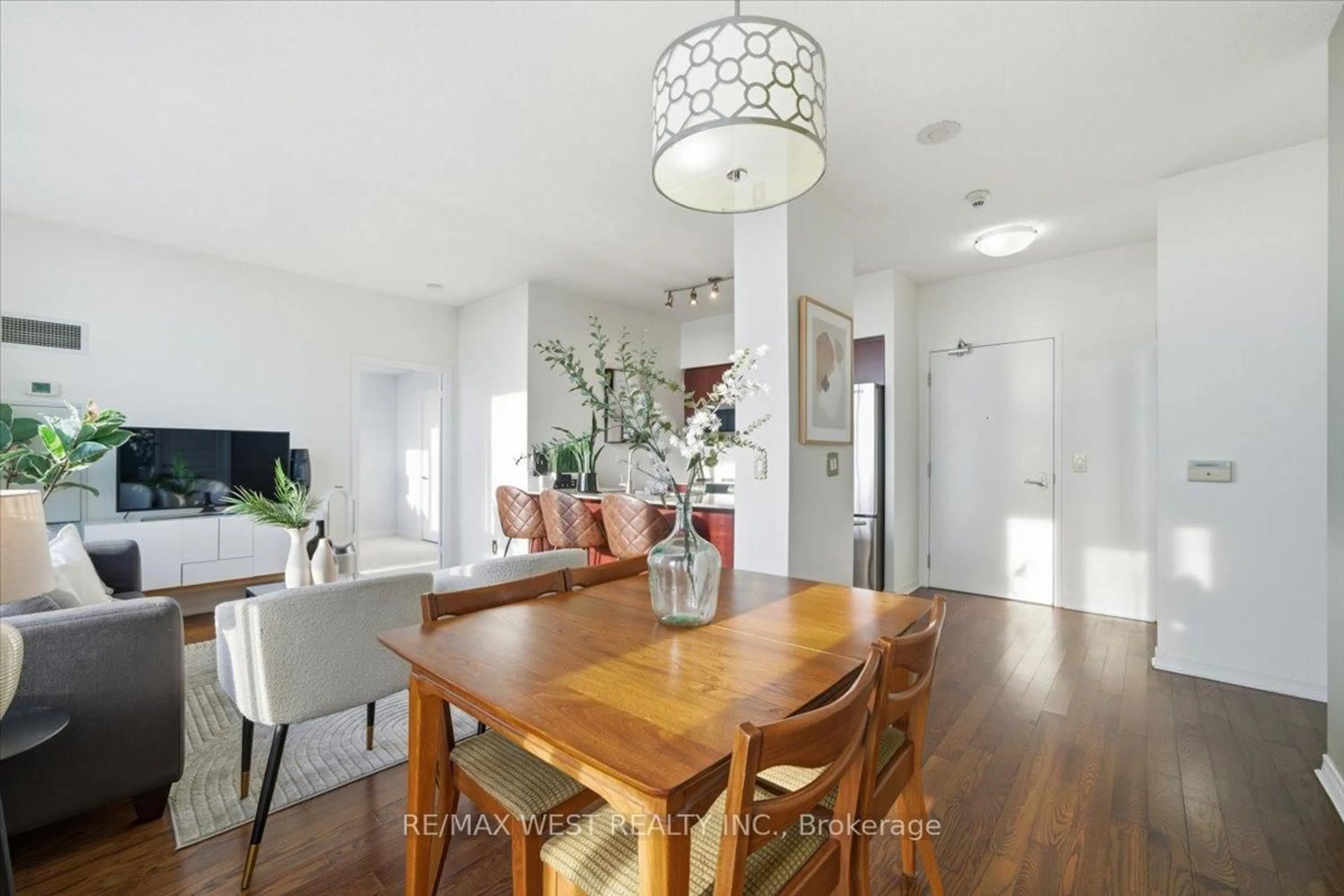 Dining room, wood/laminate floor for 2240 Lake Shore Blvd #3302, Toronto Ontario M8V 0B1