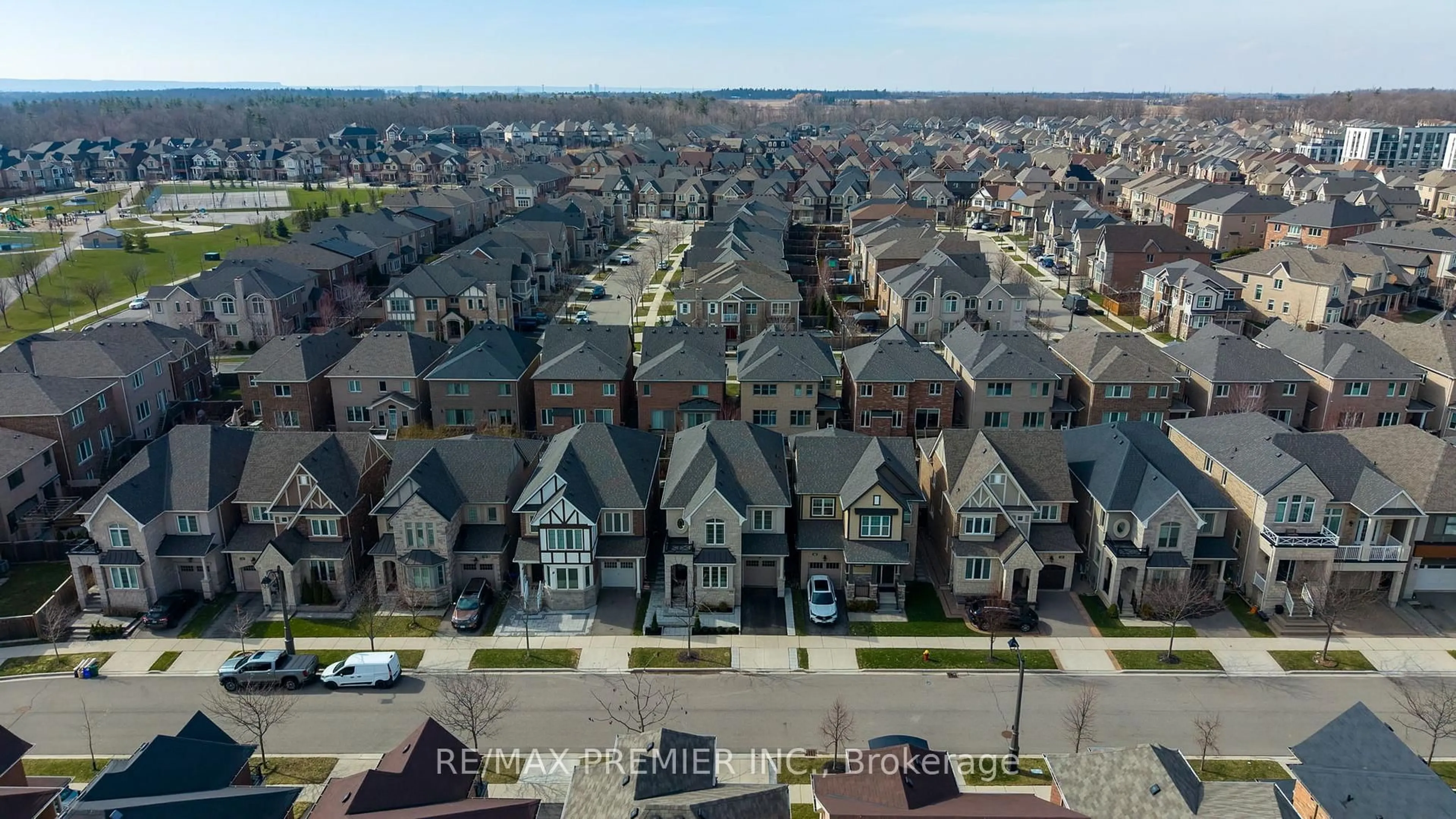 A pic from outside/outdoor area/front of a property/back of a property/a pic from drone, city buildings view from balcony for 367 Begonia Gdns, Oakville Ontario L6M 1L7
