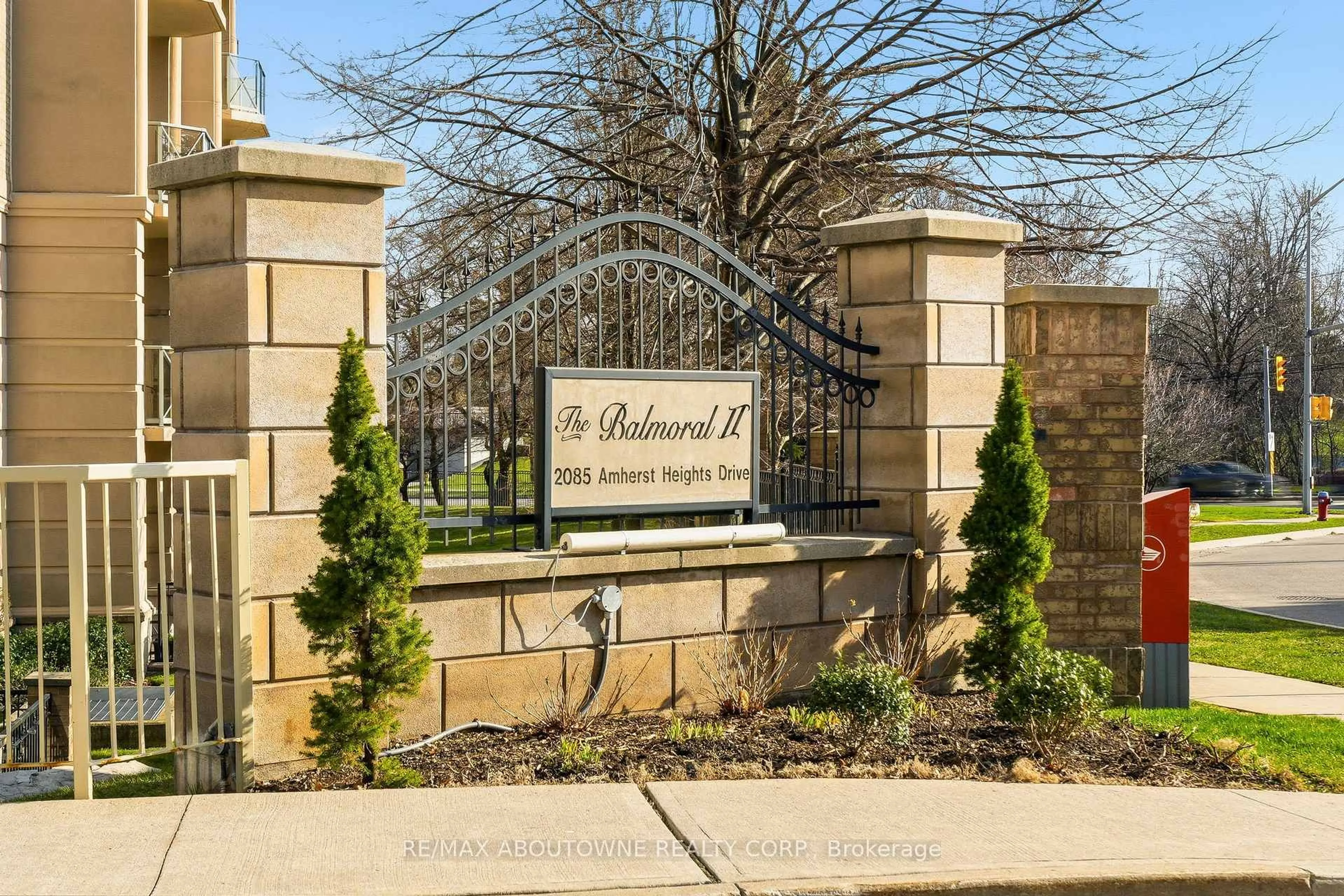 Indoor entryway for 2085 Amherst Hts #209, Burlington Ontario L7P 5C2