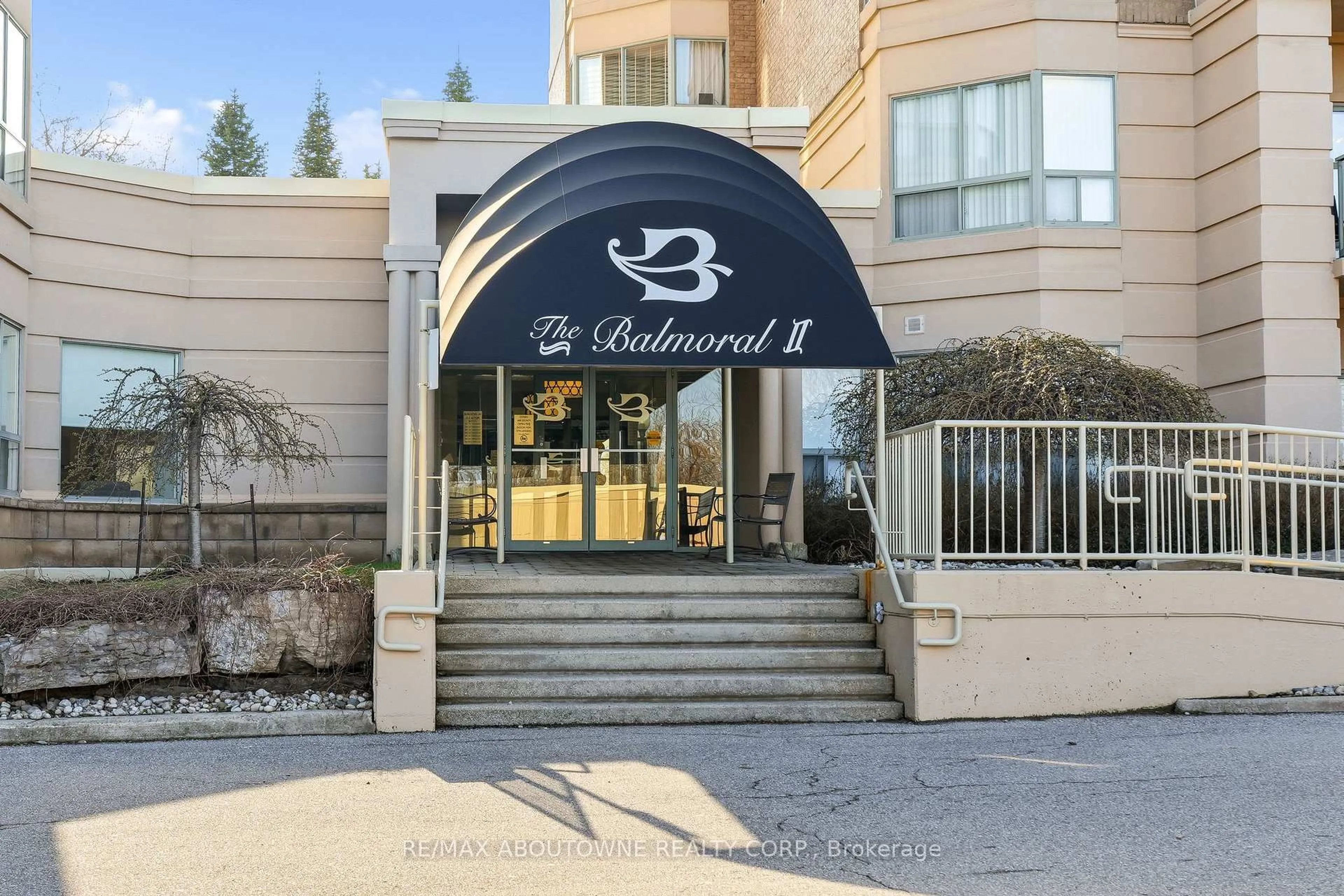 Indoor foyer for 2085 Amherst Hts #209, Burlington Ontario L7P 5C2