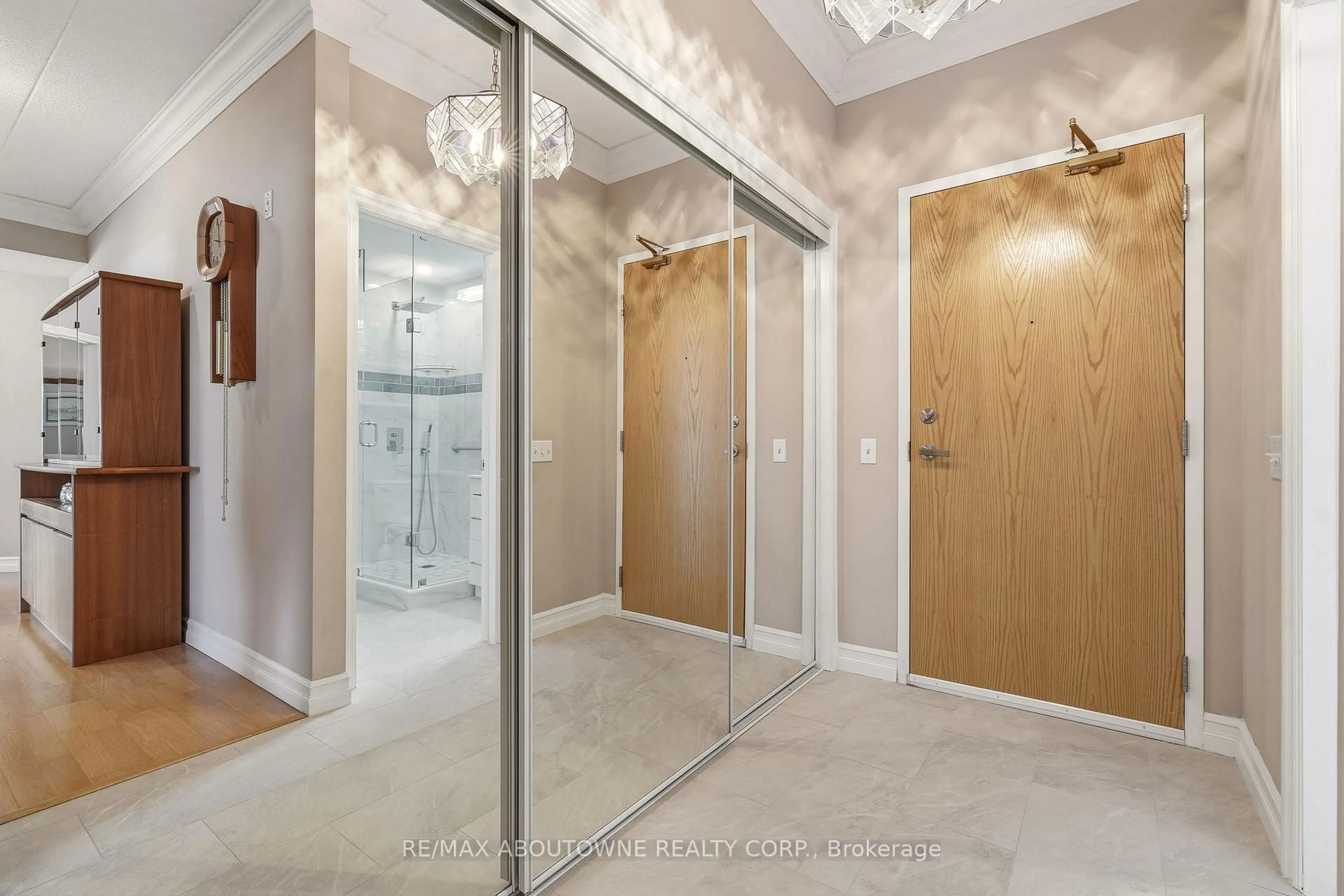 Indoor foyer for 2085 Amherst Hts #209, Burlington Ontario L7P 5C2