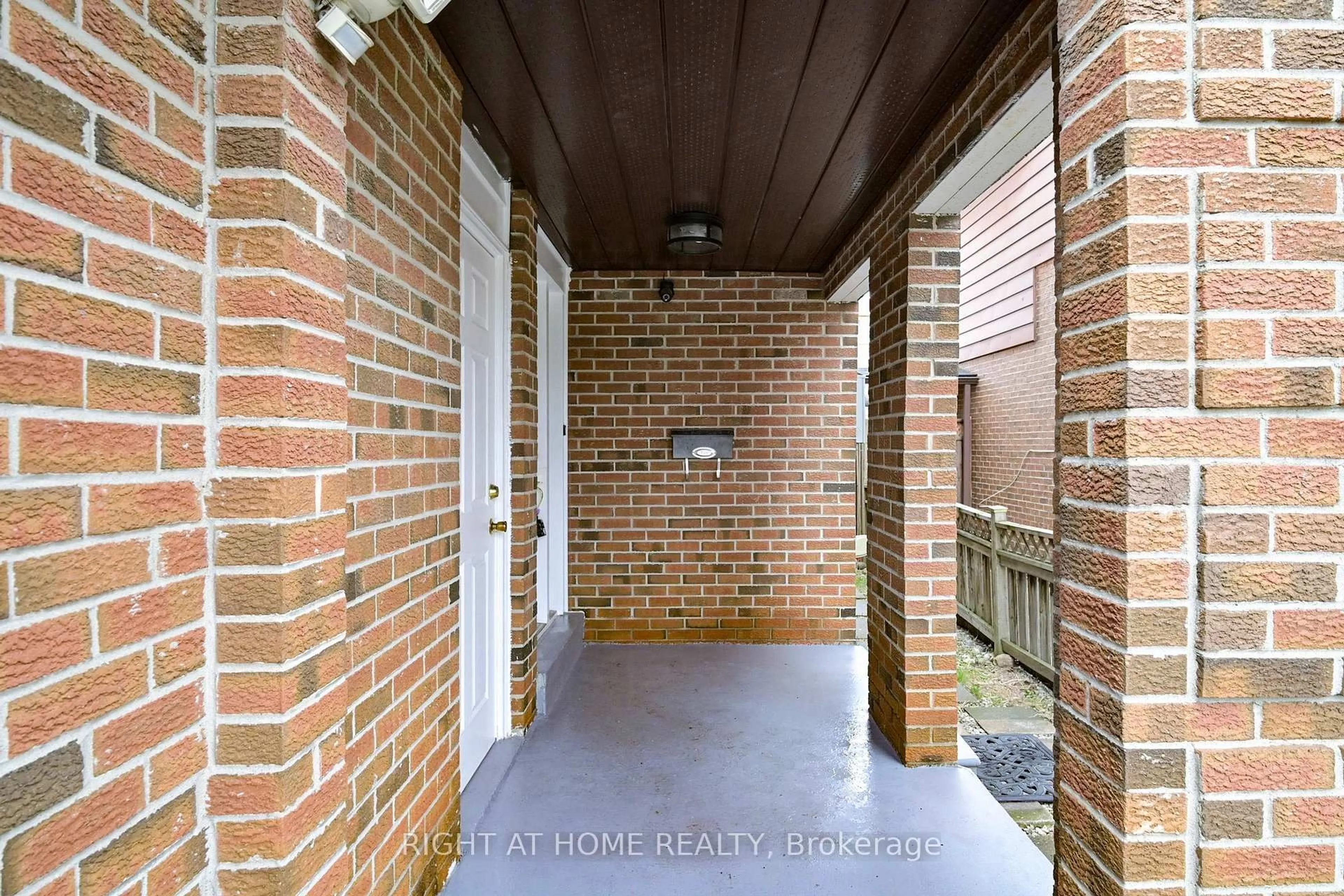 Indoor entryway for 4151 Quaker Hill Dr, Mississauga Ontario L5C 3M2