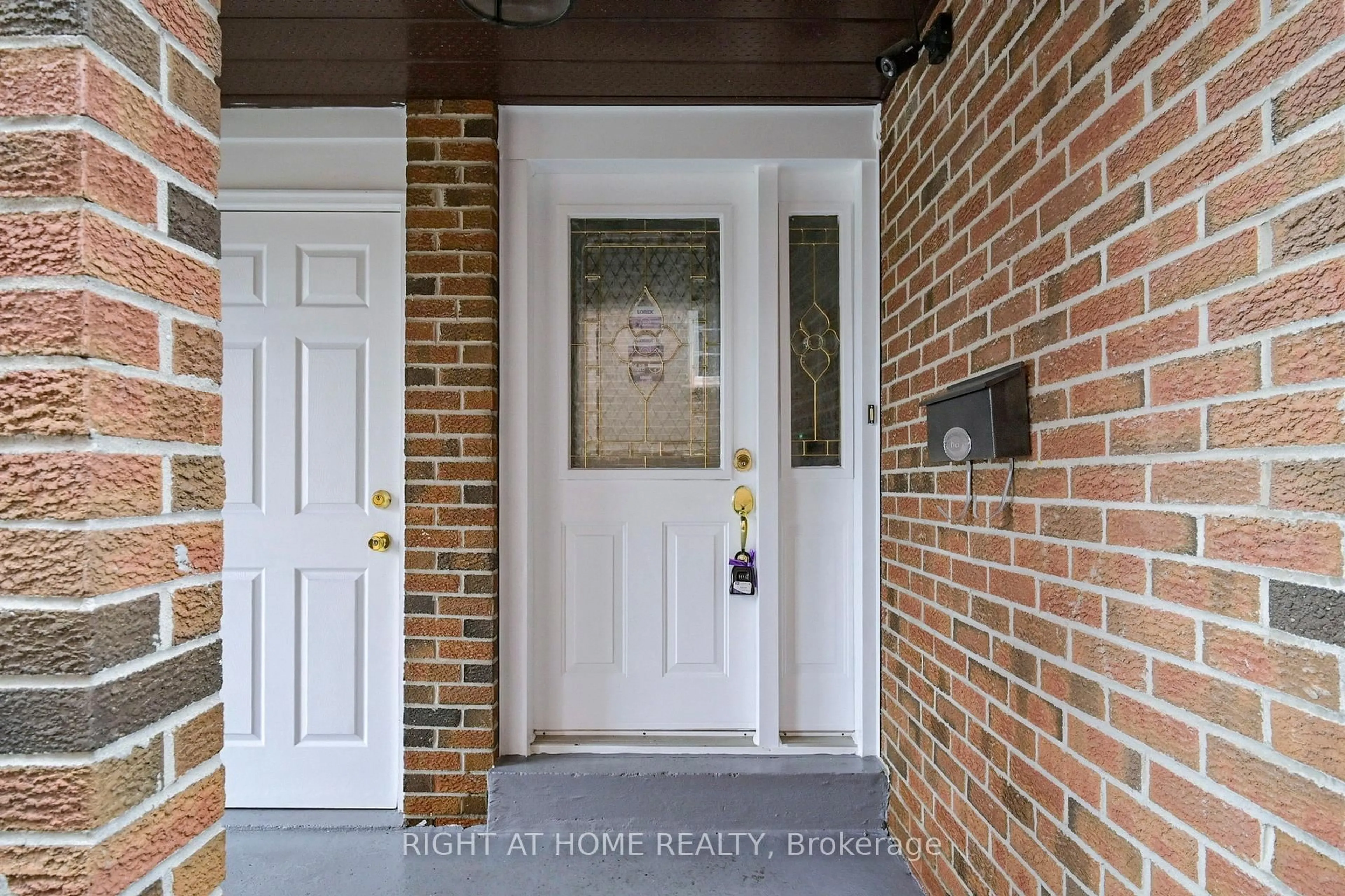 Indoor entryway for 4151 Quaker Hill Dr, Mississauga Ontario L5C 3M2