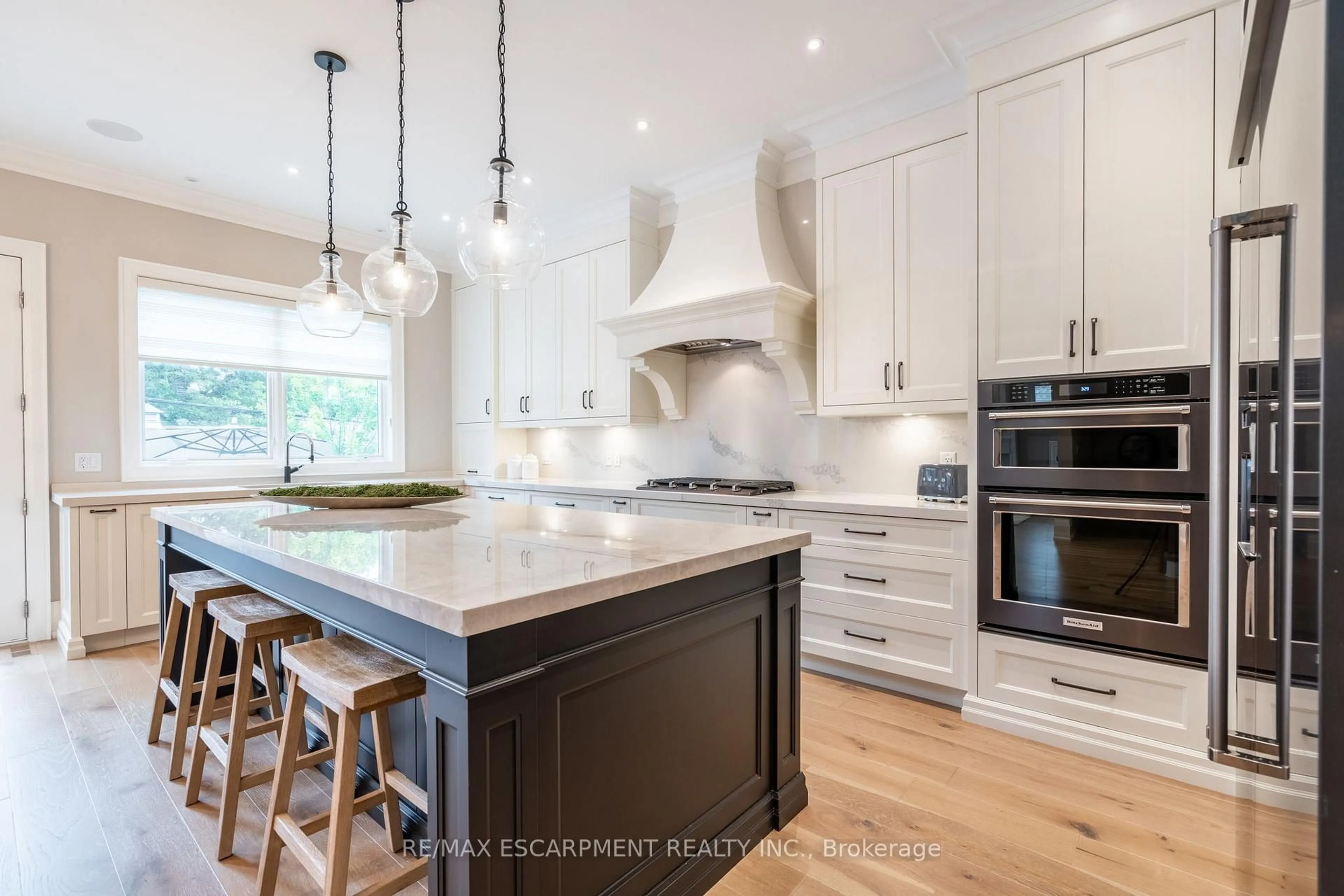 Contemporary kitchen, unknown for 385 Pine Cove Rd, Burlington Ontario L7N 1W4