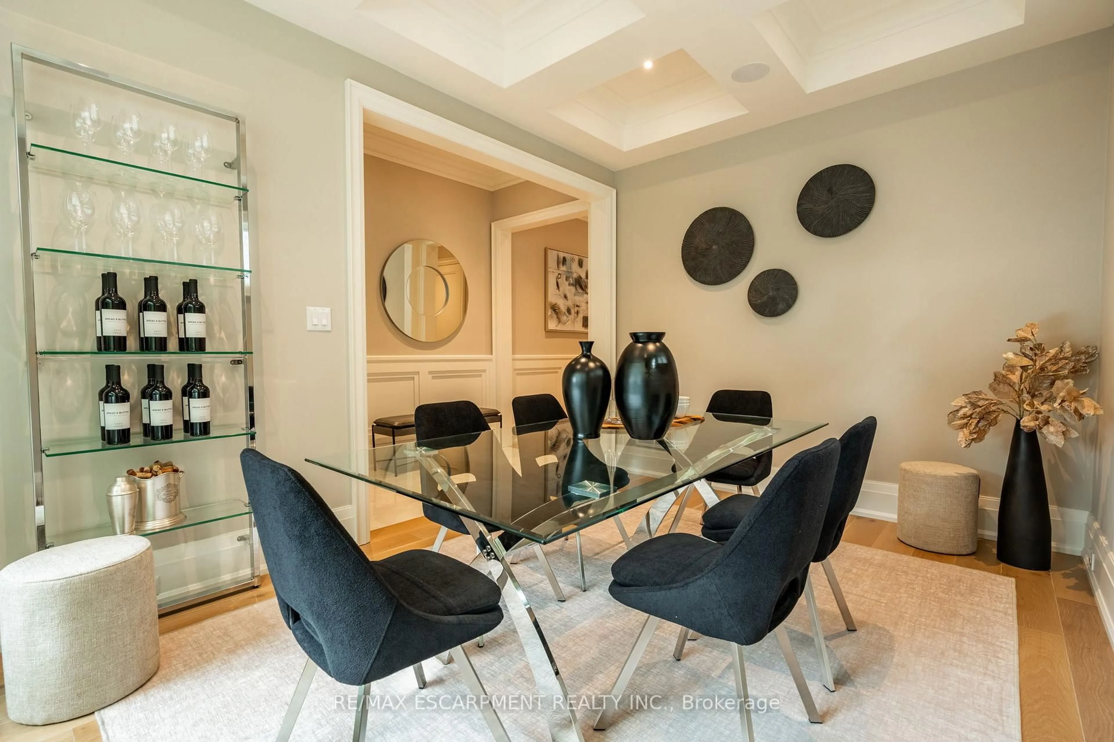 Dining room, unknown for 385 Pine Cove Rd, Burlington Ontario L7N 1W4