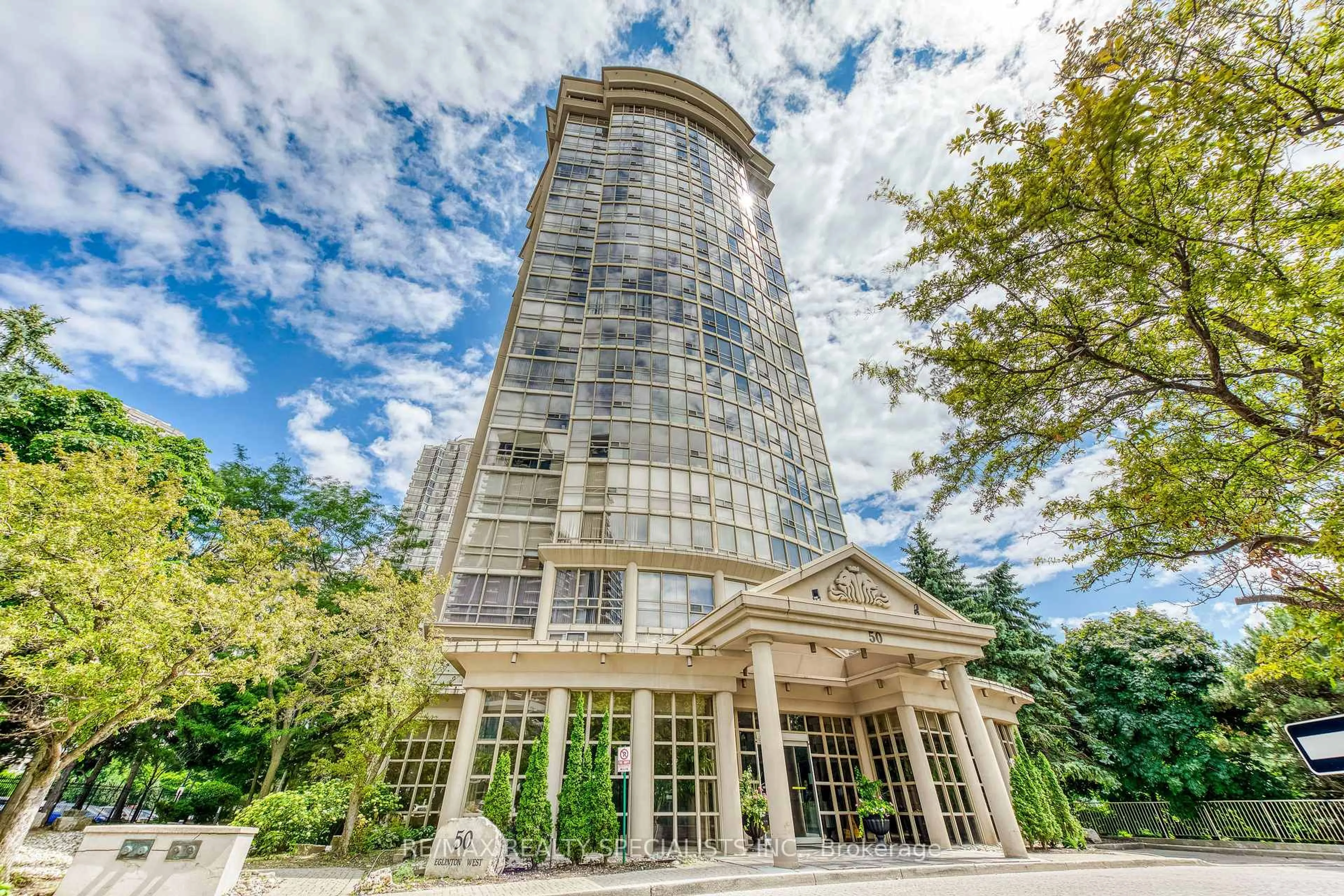 Indoor foyer for 50 Eglinton Ave #604, Mississauga Ontario L5R 3P5
