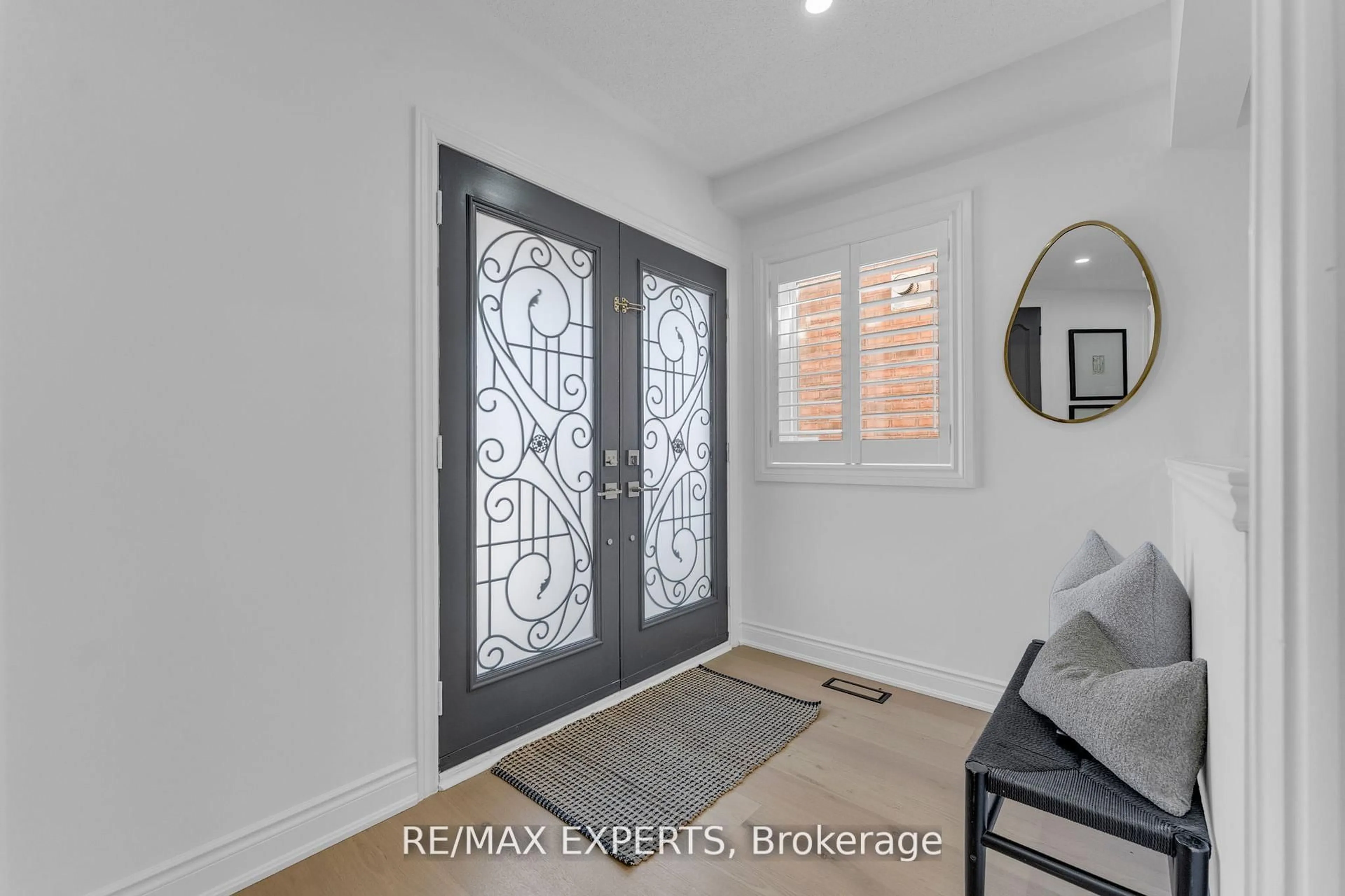 Indoor entryway for 90 Summer Valley Dr, Brampton Ontario L6Z 4T8