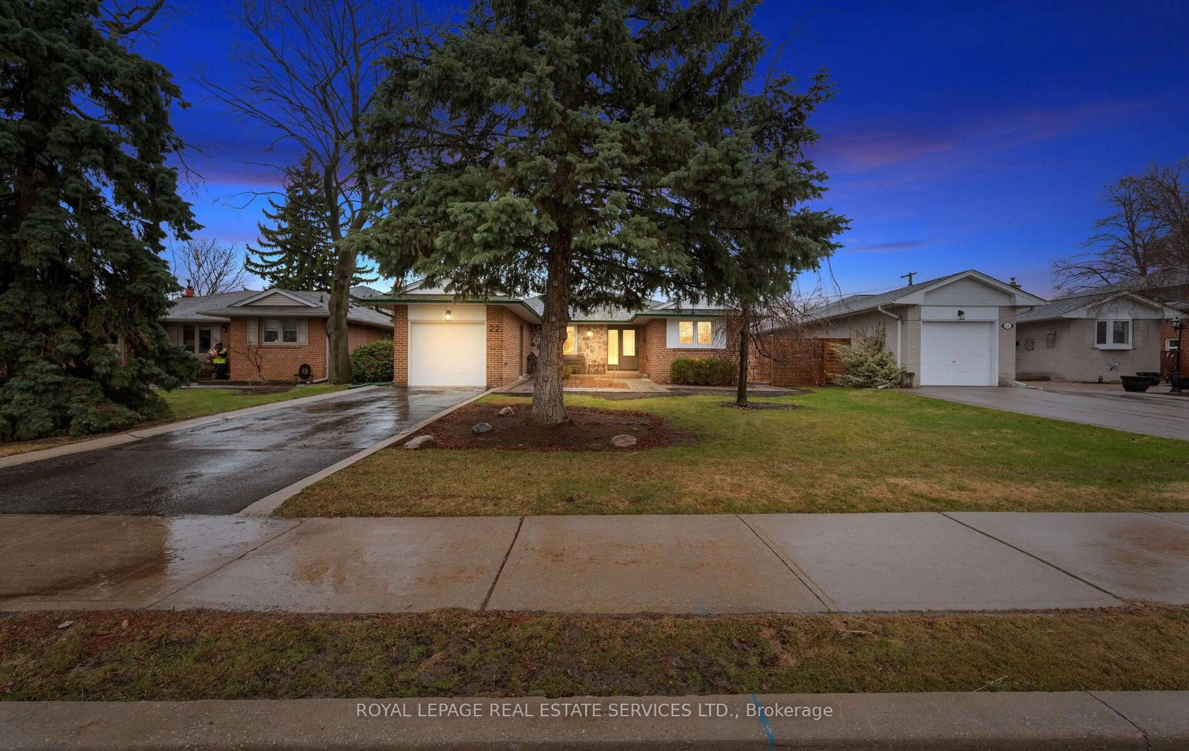A pic from outside/outdoor area/front of a property/back of a property/a pic from drone, street for 22 Arbroath Cres, Toronto Ontario M9C 2T1